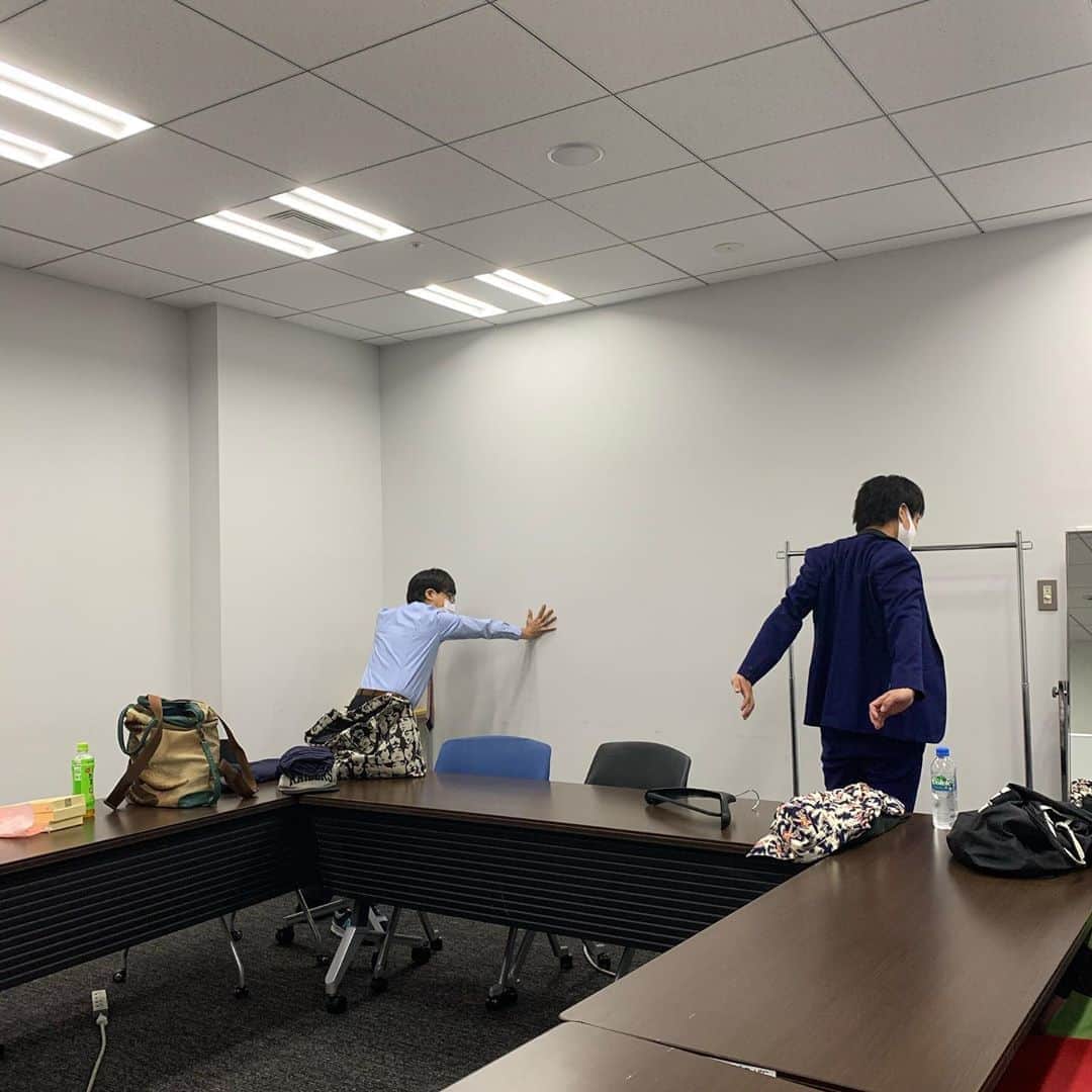 池田真一のインスタグラム：「やったー！ おいでやす小田さんや！ 東京収録！ また報告します！ 小田さん急に楽屋広くしようとしてます！！無理ですよ😣」
