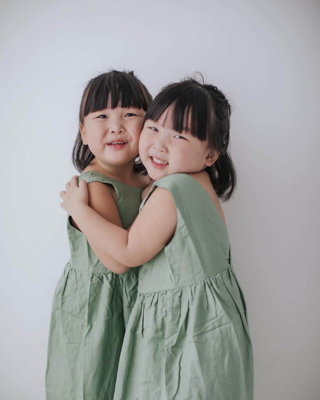MOMOツインズのインスタグラム：「Twin competition has kicked into overdrive. They are constantly asking who does better in just about everything, like who can jump into the shower faster, who can water the plants better, who is taller and who looks better- literally the worst question to ask because being true-blue identical, it’ll be really silly to call your sister ugly 🤷🏻‍♀️  Despite all these little petty squabbles, they never fail to jump in and protect each other during a ‘crisis’. Grudges are not their thing and they are fiercely protective of each other (Luke included). They want to hang out all the time and do not appreciate being separated. No matter how bad their day went, it always ends up with cuddles and laughter in bed ❤️  #momotwins #5yearsold #leialeftlaurenright」