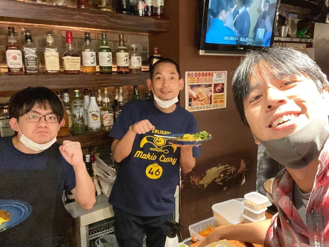 藤井ペイジのインスタグラム：「近くを通ったのでまたカリガリマキオカリー新宿店へ寄ったら、店長のエルシャラしろうと、次世代のポンコツ芸人スタンダップコーギーのうどん君が２人で切り盛りしててスリル満点やったよ。あいがけカレーめちゃうまやったけどね。トマト！ #カリガリマキオカリー #エルシャラカーニ #スタンダップコーギー」