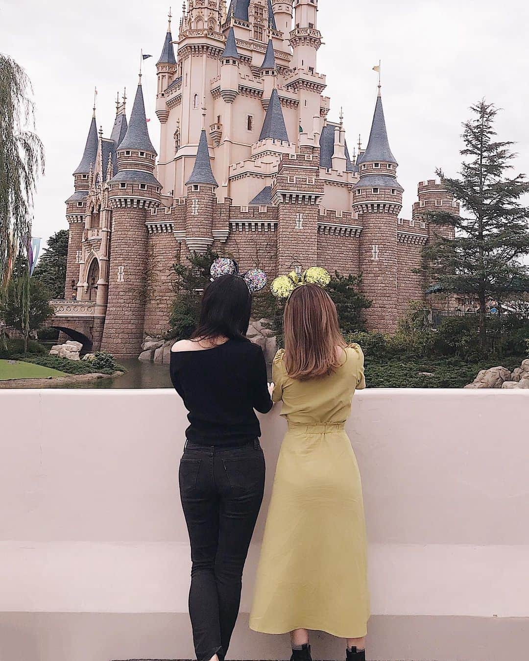 野田華子さんのインスタグラム写真 - (野田華子Instagram)「母と妹とディズニー🏰🐭🎈﻿ サクッとインパしてきました😍﻿ 平日だったから私だけだったけど、コロナ禍だったからお正月ぶりに母と妹に会えるということで﻿ 義母と旦那に子ども達の事は甘えさせてもらって﻿ 夜まで行ってきました🙏感謝〜❗️﻿ ﻿ いつもは"母"をしてるけど、﻿ 久しぶりに"姉"と"娘"の立場に戻って楽しんで来ました٩( ᐛ )و﻿ ﻿ 歳の12個離れた妹はとにかく可愛くて﻿ オムツ替えたりお風呂に入れたり、当時はまだ彼氏だった旦那と、としまえんのプールやら色々連れて行ってあげたりしたな〜☺️💕﻿ うん、いい姉や。笑(自画自賛)﻿ ﻿ いつの間にか背も私より大きくなってもう来年大学卒業だって。この前産まれたのに！！！﻿ ﻿ 就職したら忙しくなると思うけど、﻿ たまにはまたねぇねとも遊んでね。﻿ ﻿ ﻿ #姉妹﻿ #干支が同じ﻿ #🐯﻿ #ディズニーランド﻿ #ディズニーリゾート﻿ #tokyoDisney﻿ #新エリア﻿ #美女と野獣﻿ #🥀﻿ #📚﻿ #🕰﻿ #🕯﻿ #❄﻿ #🏰  ﻿」9月30日 16時33分 - noda.hanako