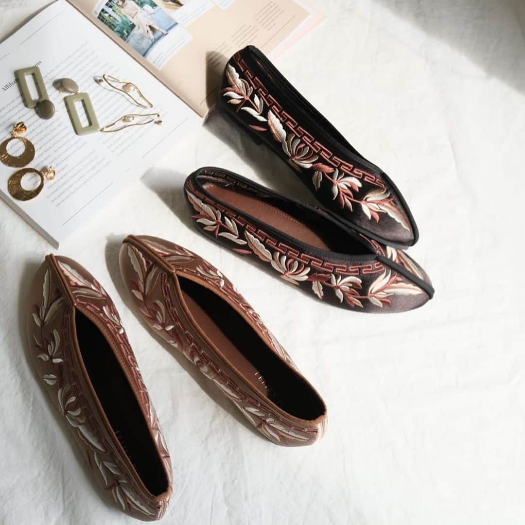 AmiAmi（アミアミ）Shoes Shopのインスタグラム：「. . 商品番号：ts1430 トレンドのチャイナシューズ☺︎ ゴテゴテの柄に抵抗ある方でも 取り入れやすい、落ち着いた 刺繍でデイリー使いに◎ . . シンプルなコーデに合わすだけで グッと旬な雰囲気に…♡ . . #チャイナシューズ#チャイナシューズコーデ #カンフーシューズ#フラットパンプス #アミアミ#アミアミシューズ #ママコーデ#トレンドコーデ」