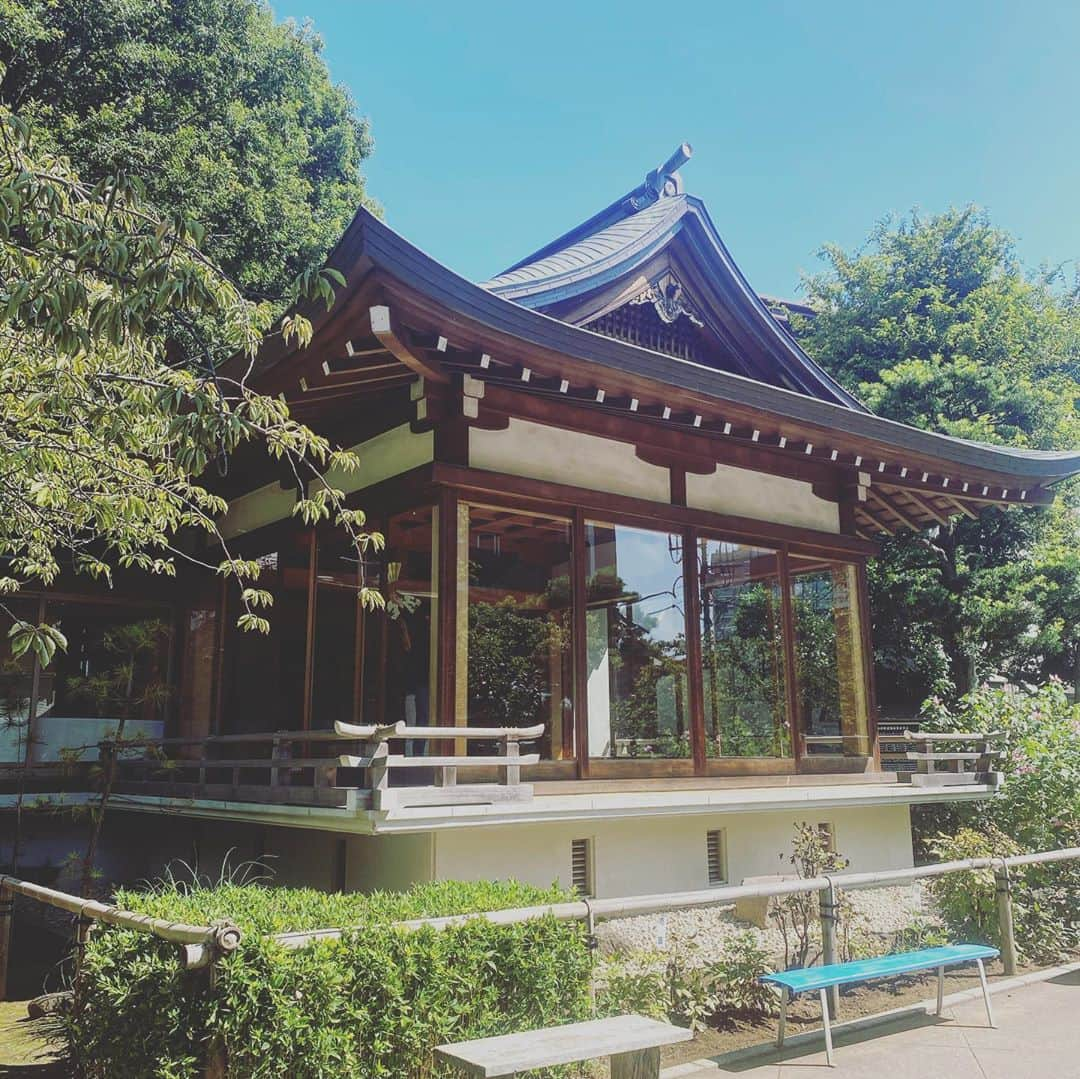 Hiroe Hiranoさんのインスタグラム写真 - (Hiroe HiranoInstagram)「IN TOKYO🗼秋晴れ🍁  千駄ヶ谷の #鳩森八幡神社。 すごく気持ちの良い空間🍁 有形民俗文化財💎  富士塚にも登頂🗻 昨日の伊勢丹イベントなど 日頃の感謝を込めて✨  相方さんの好きな神社に 連れてきてもらいました⛩ アメリカ人ですが、 無類の神社とお寺好きで、、 御朱印帳なんて3冊目😵w  東京にきて20年になるけど、 この人と巡ってたら発見が多いこと✌️  歳を重ねて、自分の気になる アンテナの変化もあるけれど▶️ 海外からのベクトルの日本は面白い✨⤴️  お天気が本当に気持ちよく、 久々に東京散策デート🌳🌳  話題のオリンピックスタジアムなど。 この近辺は緑が多くて昔からよく好きで、 サイクリングをしていたなぁー✨☺️懐かしい🚲  #tokyo #千駄ヶ谷　#autumn」9月30日 16時37分 - hiroe_hirano