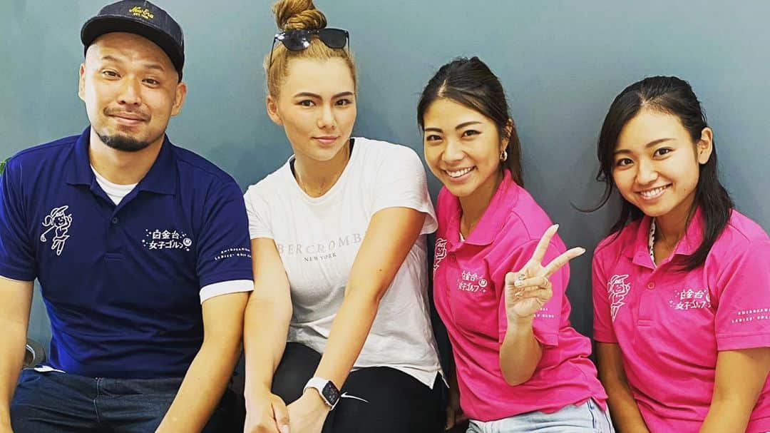 大江健次のインスタグラム：「🔥白金台女子ゴルフ部BIG UP!!!!🔥  今年結構気合い入れてやらせてもらった番組 ⛳️🏌️‍♀️白金台女子ゴルフ部🏌️‍♀️⛳️ 強くて可愛いをコンセプトに、 未来のトップアスリートを目指す女子ゴルファー達に迫る番組が 四月からカンテレ等で放送されてまして、 なんと第二弾がBS日テレなどで10月から放送開始！  地上波ではお届けできない部分をYouTubeで配信 僕はそのYouTubeの編集や撮影もやらせて頂き "白金台男子カメラ部のおじさん"としても 時々、声のみですが登場させて頂きました笑。 番組は新章に突入！YouTubeも継続するのですが、 僕の担当は第一弾までだったので、 今月いっぱいで退部します‼️  ゴルフ未知の僕をここまで使ってくれた事に感謝す！ お陰で沢山新しい世界を見ることが出来ました  間近で本物のゴルフを見るチャンスなんて今までなく、 ましてや直接お話する機会だって当然す  白女部員の皆さんはみんな優しく、そして何より礼儀正しく、 笑顔ばかりの現場だけど、プレーになると超アスリート💪  色んなお話聞いたり、もちろんほぼ毎日編集をしていると、 プロのゴルフの世界ってめっちゃ繊細で過酷なんだって 心底思いめっちゃ喰らいました🤔  なんか芸人の世界にも通ずるモノを感じましたし、 とにかく勉強になりました🙇‍♂️  お仕事としては離れてしまいますが、 出会った全てのゴルファーさんが、 トップゴルファーになる日 そんな日を楽しみにしてます🏆 ずっと応援してます✨ 違う世界だけど僕も当然負けじと頑張ります‼️  そして何よりマネージャーのゆりあちゃん、みなみちゃん、IRYさん、部長さんをはじめスタッフ関係者の皆様...本当にお世話になりました🙇‍♂️  特にゆりあちゃんは立ち上がる時から今の今まで本当感謝しかないです🙏🏾この子は間違いなく天才です笑。  めっちゃ面白いしもちろん胸熱な番組なので、 是非第二弾も観てくださいね🏌️‍♀️  今日はご挨拶と共に勝手に白男番外編動画を作ったので、 是非ご覧ください！  このガチャは白女応援団に入るとチャレンジできます！  白金台女子ゴルフ部、マキシマムBIG UP🔥🔥🔥  #こりゃめでてーな #mckj #動画編集 #白金台男子カメラ部 #おじさん #白金台女子ゴルフ部 #ゴルフ女子 #プロゴルファー #強かわ女子 #若手女子ゴルファー #ゴルファー #instagolf #instagolfer #Shirojo #白女 #shirokanedailadiesgolfclub #ゴルフ好きと繋がりたい #女子ゴルフ #ゴルフ好き #かわいい #⛳️ #🏌️‍♀️ #golf #YouTube #右から #みなみちゃん #ゆりあちゃん #八巻セイラ ちゃん #ゼリー #チャンネル登録お願いします」