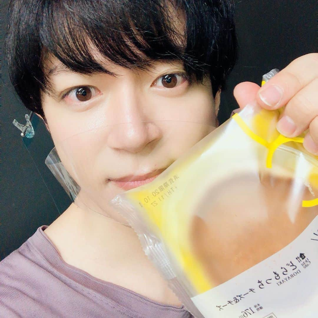 澤田龍一のインスタグラム：「公開ゲネ終了！ 夜の1回目（2回目）に備えて甘いものチャージ！ 教えてもらった新作のどらもっちチーズ＆チーズ✨」