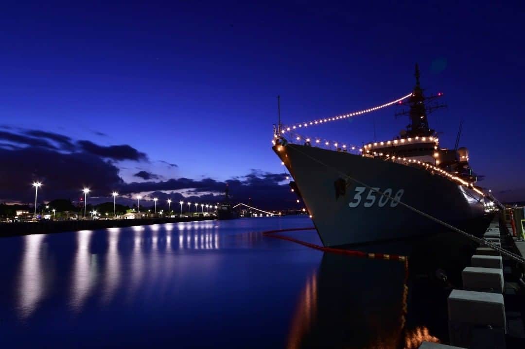 海上自衛隊さんのインスタグラム写真 - (海上自衛隊Instagram)「～ロマンチックな夜～ 令和２年度遠洋練習航海（後期）を実施中の練習艦「かしま」は、ハワイのパールハーバーに入港し電灯艦飾を実施しました。  #海上自衛隊  #遠洋航海  #かしま  #ハワイ  #パールハーバー  #夜景  #電灯艦飾  #君に見せたい景色がある  #君と見たい景色  #海の景色」9月30日 16時47分 - jmsdf_pr