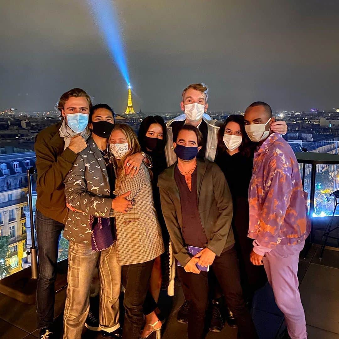 稲木ジョージのインスタグラム：「33 🎉🎂🥳  I’m so grateful for what I have in my life💕💕 We seriously don’t know if tomorrow is coming so all I can say is, stay REAL and live your moment!  We are all smiling under our masks 😷🤣 And it’s so hard to make everyone’s eye open on group photo🤣🤣 33歳の誕生日を無事、パリで過ごすことができましたー👏 これまでにたくさんの過ちや学びを経て、やっと自分は誰か？自分には何が大切か？がわかるようになった気がします。なんだかやっと自分が人間になれた気がするのは気のせいでしょうか🤣その中でも、たくさんの素晴らしい友人がいて、好きなことができて、やりたいことができるなんて幸せ者なんだと改めて思いました🙂💕 明日が来るかなんて約束されてない時代だからこそ、「いまを生きて」😋 30代がますます楽しみだし、まだ成し遂げてない夢を叶えるために気合いを入れていこうと思います🔥🔥」