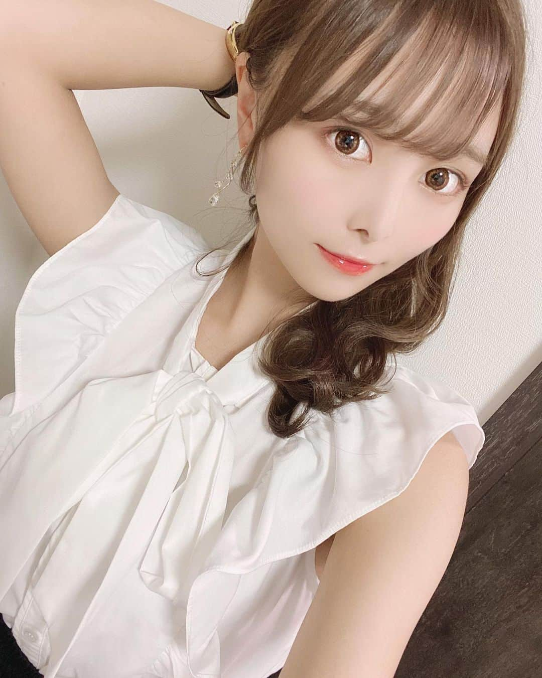 青木りささんのインスタグラム写真 - (青木りさInstagram)「リップ新しいのぷるぷるだよ〜😉♡ . . . . . . . . . . . . . #リップ #リップメイク #グロス #赤リップ #ツヤ肌メイク #ツヤ肌 #ツヤ感 #プルプルリップ #ol風 #巻き下ろし #メガネ女子 #メガネ #メガネコーデ #モノトーンコーデ」9月30日 16時50分 - risarin00