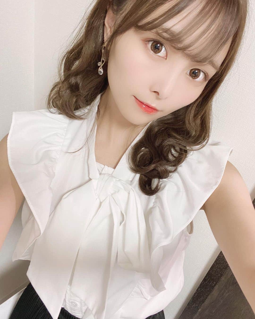 のインスタグラム：「リップ新しいのぷるぷるだよ〜😉♡ . . . . . . . . . . . . . #リップ #リップメイク #グロス #赤リップ #ツヤ肌メイク #ツヤ肌 #ツヤ感 #プルプルリップ #ol風 #巻き下ろし #メガネ女子 #メガネ #メガネコーデ #モノトーンコーデ」