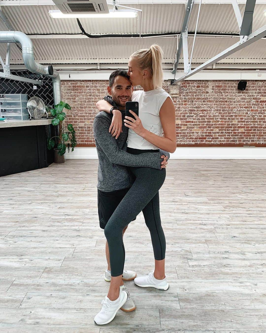 Zanna Van Dijkさんのインスタグラム写真 - (Zanna Van DijkInstagram)「Every couple of days I get a message about the fact I am taller than my boyfriend. I’ve touched on this before, but here’s a little reminder: Love is love. Height doesn’t dictate compatibility. Screw societal norms, don’t let them hold you back from being with someone who makes you happy ✨ #loveislove #societalnorms #tallgirls #happycouple #couplephoto #6footclub」9月30日 16時51分 - zannavandijk