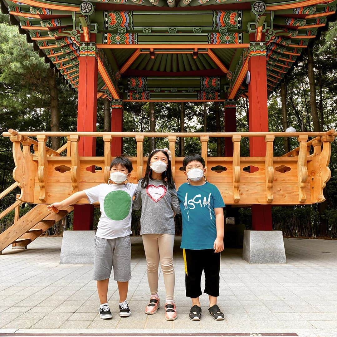 イム・ホさんのインスタグラム写真 - (イム・ホInstagram)「#추석전날 #삼남매 #집근처산책 #아,마스크안쓰고돌아다니시는 분들계시네요. 제발 좀. ㅠㅠ」9月30日 16時53分 - limho_official