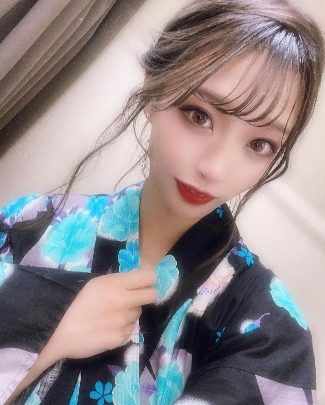 綺音のインスタグラム：「「 ね、手繋がない？ 」 「  恥ずかしいの？ 」 . #実は今年最初で最後の浴衣👘 #もしも一緒にお祭りに行ったら🏮 #浴衣 #ゆかた #ゆかた女子 #浴衣女子 #浴衣デート #アイドル #夏 #夏の終わり #夏の思い出 #夏祭り #summer #japanese #japaneseidol」