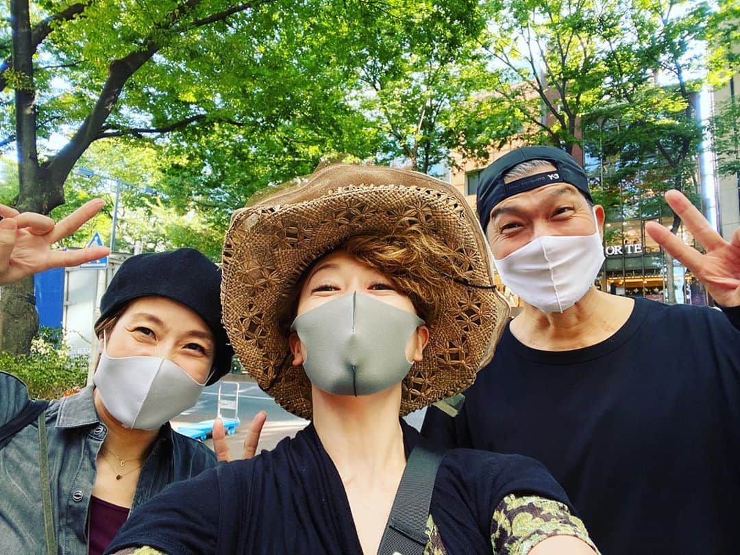 広崎うらんのインスタグラム：「今日はヘアサロンAVEDAへ行って帰りEATALYでパスタ買って帰ろうと、久々に原宿歩いてたらまたまた偶然に大澄賢也さんと岡千絵ご夫妻に遭遇😳❤️いつもなんだか嬉しい偶然🌈✨原宿はお天気良くて気持ち良かったしね💖 で、IKEAとEATALYの入る原宿のビルに初めて立ち寄り、また仲間達と、このイータリーのテラスで長テーブルで楽しくご飯食べたいなぁと思ったりした❤️✨ご飯を一緒に食べるって幸せな事だよなぁ。 昔はワークショップの後は必ず皆んなでご飯食べて帰ったもんなぁ。 またあの日々が戻ってきますように💖」