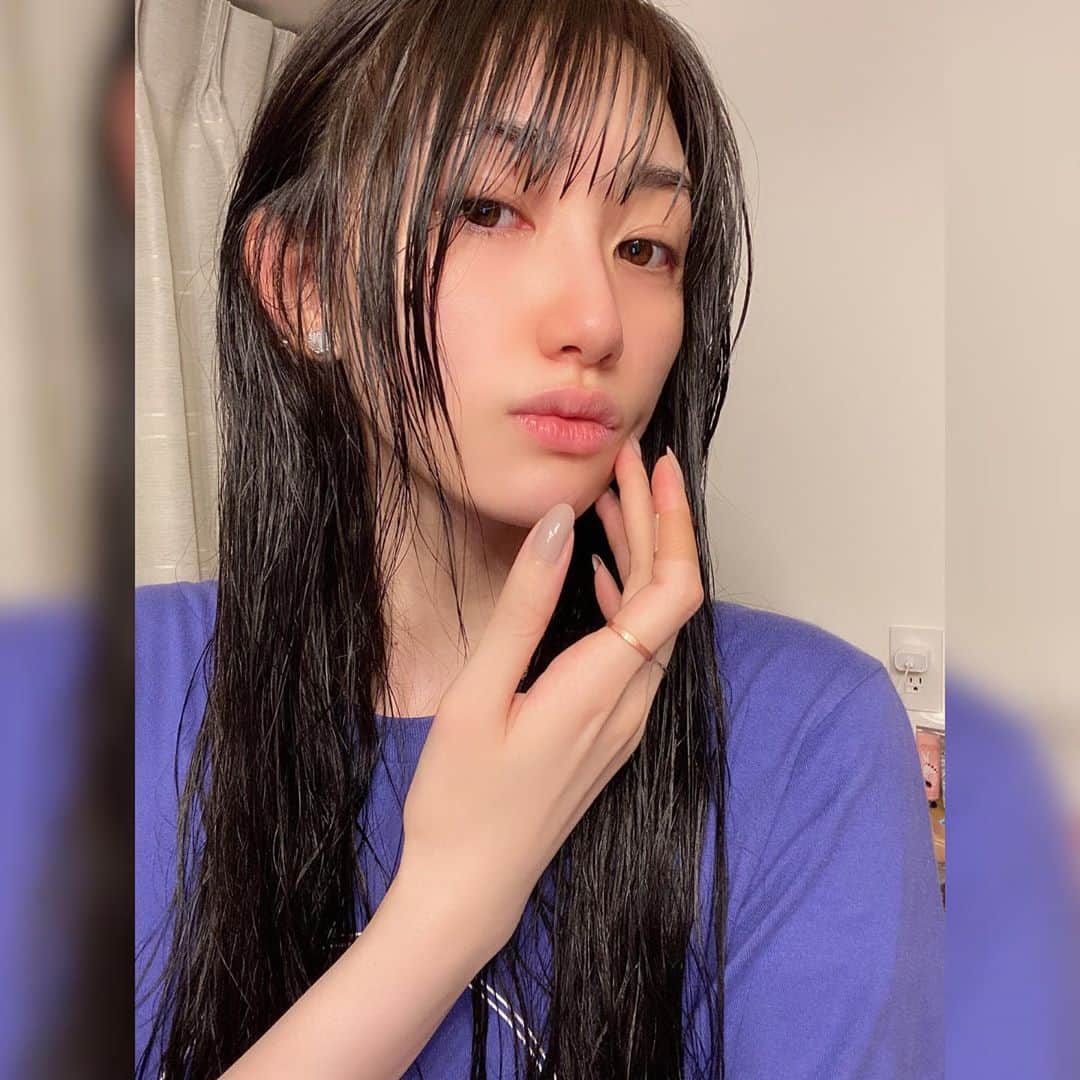 黒田瑞貴のインスタグラム：「先日4年？ほど使ったドライヤーが壊れまして、びっしゃびしゃの髪の毛をどう乾かそうか…  結果タオルドライで、タオル何回か変えてなんとか乾いた😂 ロング大変（笑）！  取り急ぎサロニア買ってみたけど、前のちょっと良いドライヤーとの違いは全くわからないです（笑）優秀！  #salonia  #すっぴん #ドライヤー #fashion #hairstyle #japanesegirl  #黒髪　#ロングヘア」