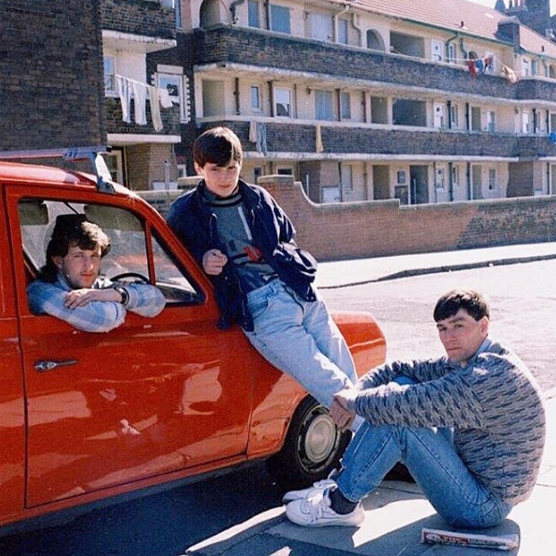 バラクータさんのインスタグラム写真 - (バラクータInstagram)「It's time to get into guessing mode, as we've got another #BaracutaHeritage coming your way! Can you figure out where and when this picture might have been taken? Let us know in the comments!  It is part of Rob’s Bremner’s images documenting Merseyside through the 1980/1990s. © Rob Bremner, All rights reserved. Repost via @britishculturearchive  #documentaryphotography #reallife #blastfromthepast #everydaylife #britishcultures」9月30日 17時00分 - baracuta