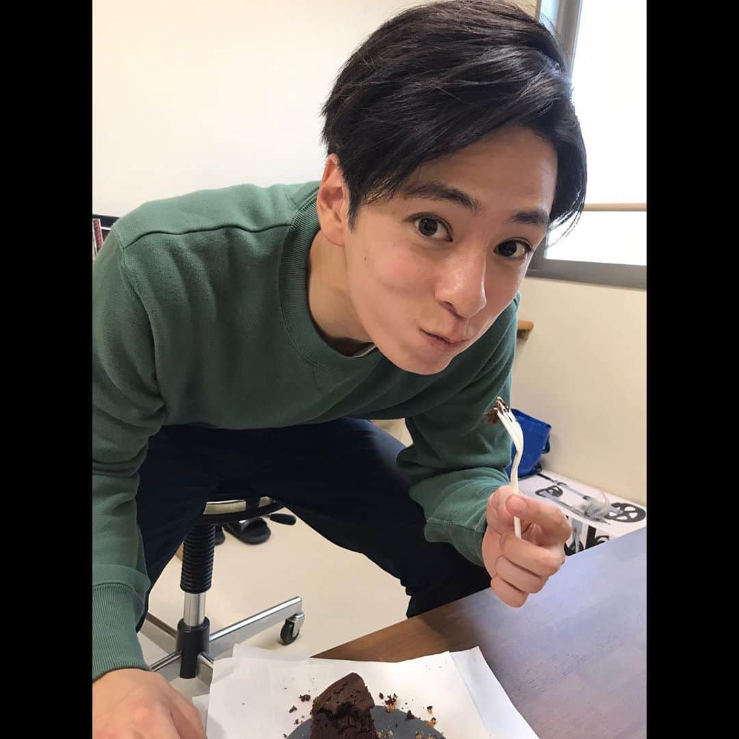 山口貴也さんのインスタグラム写真 - (山口貴也Instagram)「. 大秦寺さんの手作りケーキ とても美味しかったです。  またスイーツを食べてしまいました。 節制節制…笑  #パティシエ大秦寺👨‍🍳 #チョコケーキ #最後に動画も載せました」9月30日 17時02分 - takaya_yamaguchi_official