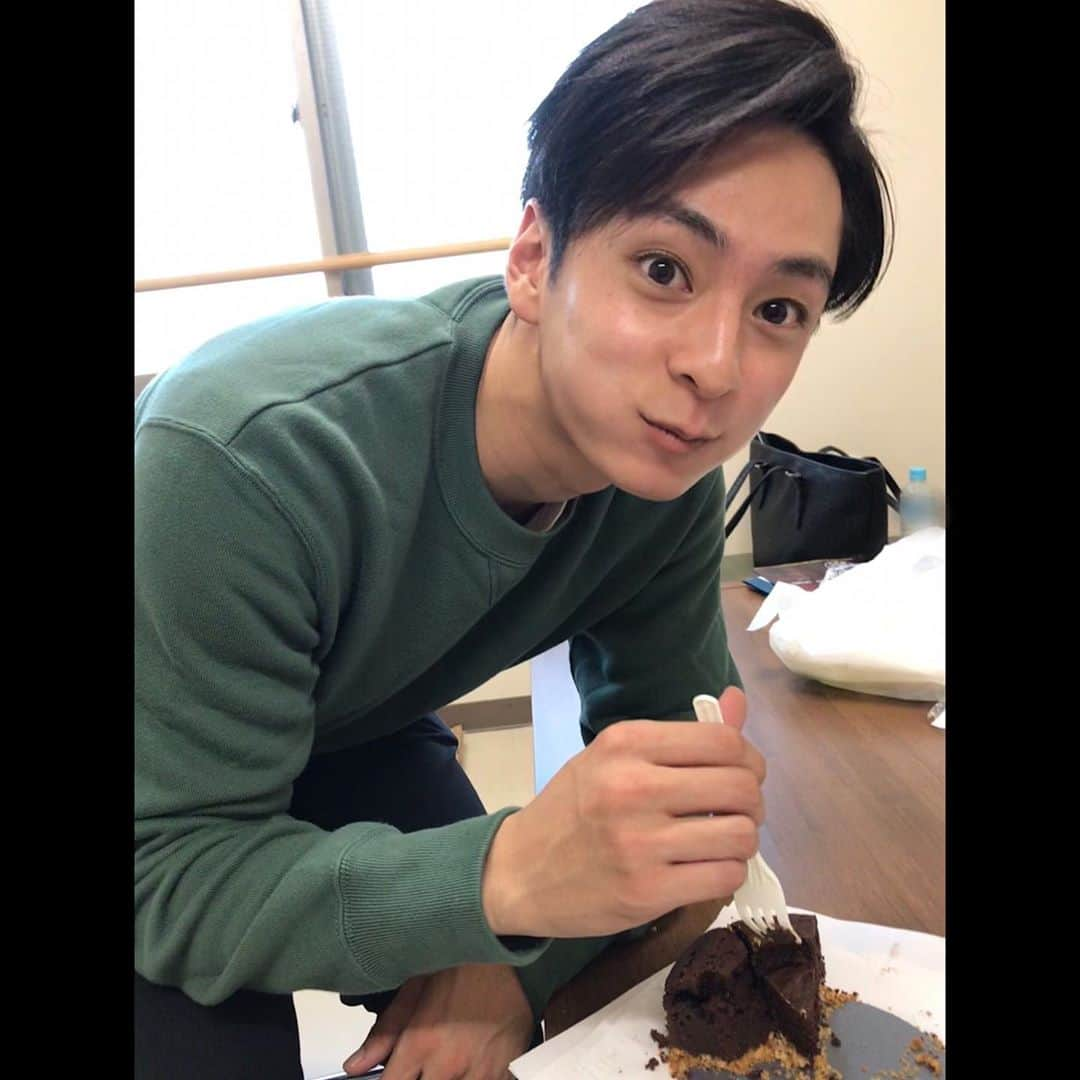 山口貴也さんのインスタグラム写真 - (山口貴也Instagram)「. 大秦寺さんの手作りケーキ とても美味しかったです。  またスイーツを食べてしまいました。 節制節制…笑  #パティシエ大秦寺👨‍🍳 #チョコケーキ #最後に動画も載せました」9月30日 17時02分 - takaya_yamaguchi_official