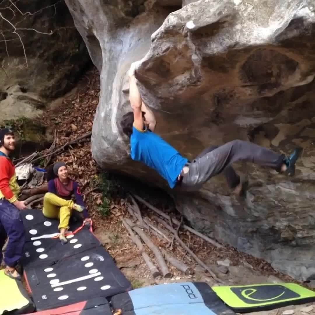 レッドブルのインスタグラム：「clinging on the rest of 2020 like... 👀  🧗‍♂️ 🔥 : @kilifish #redbull #givesyouwings #adventure #bouldering #climbing」
