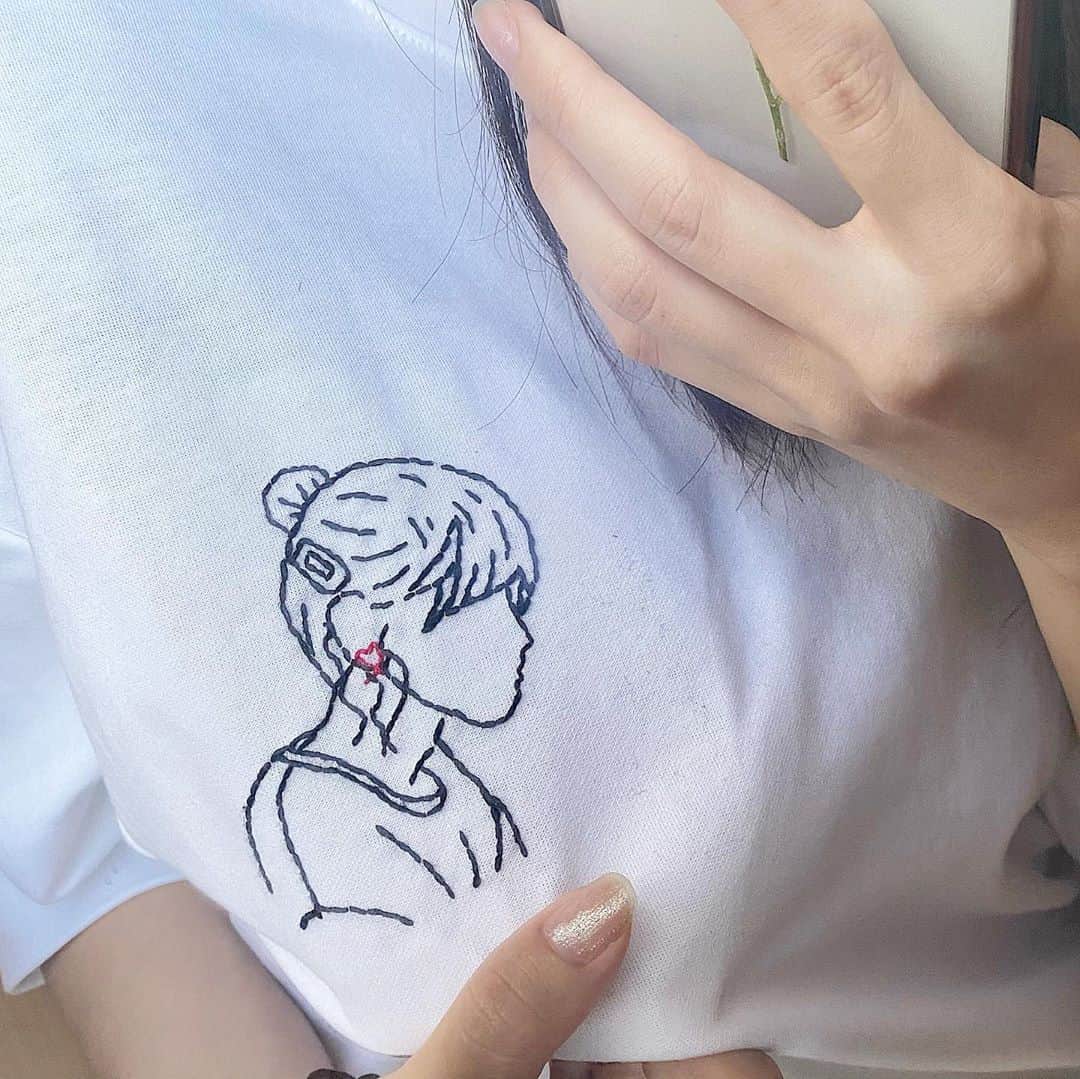 市川愛美のインスタグラム：「自分で自分を描いて 自分で縫いました𓂃◌𓂂 𓅿⑅ 世界に一つだけのTシャツ  #刺繍#線画#自画像#お団子#白T#白tコーデ#線画イラスト#刺繍tシャツ#tシャツ」