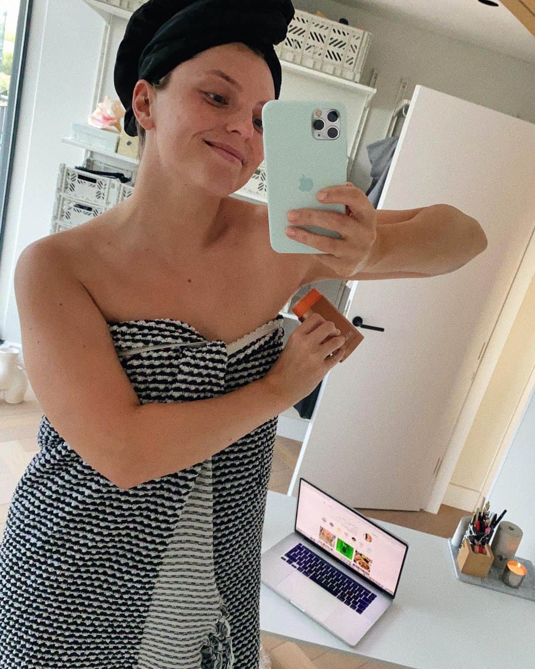 Estée Lalondeのインスタグラム：「{AD} Fresh outta the shower ready for another day armed with an all natural deodorant that smells great and actually works! You might remember that I posted about this deodorant when they first launched because I thought it was such an amazing concept to have a deodorant with fully sustainable packaging that you can customise (5 colours to choose from) and you can choose your own biodegradable deodorant refill scents. All natural, vegan and cruelty free! 🐰Use code ‘ESTEE’ for 20% off! @wildrefill #wildrefill #naturaldeodorant #ecofriendly」