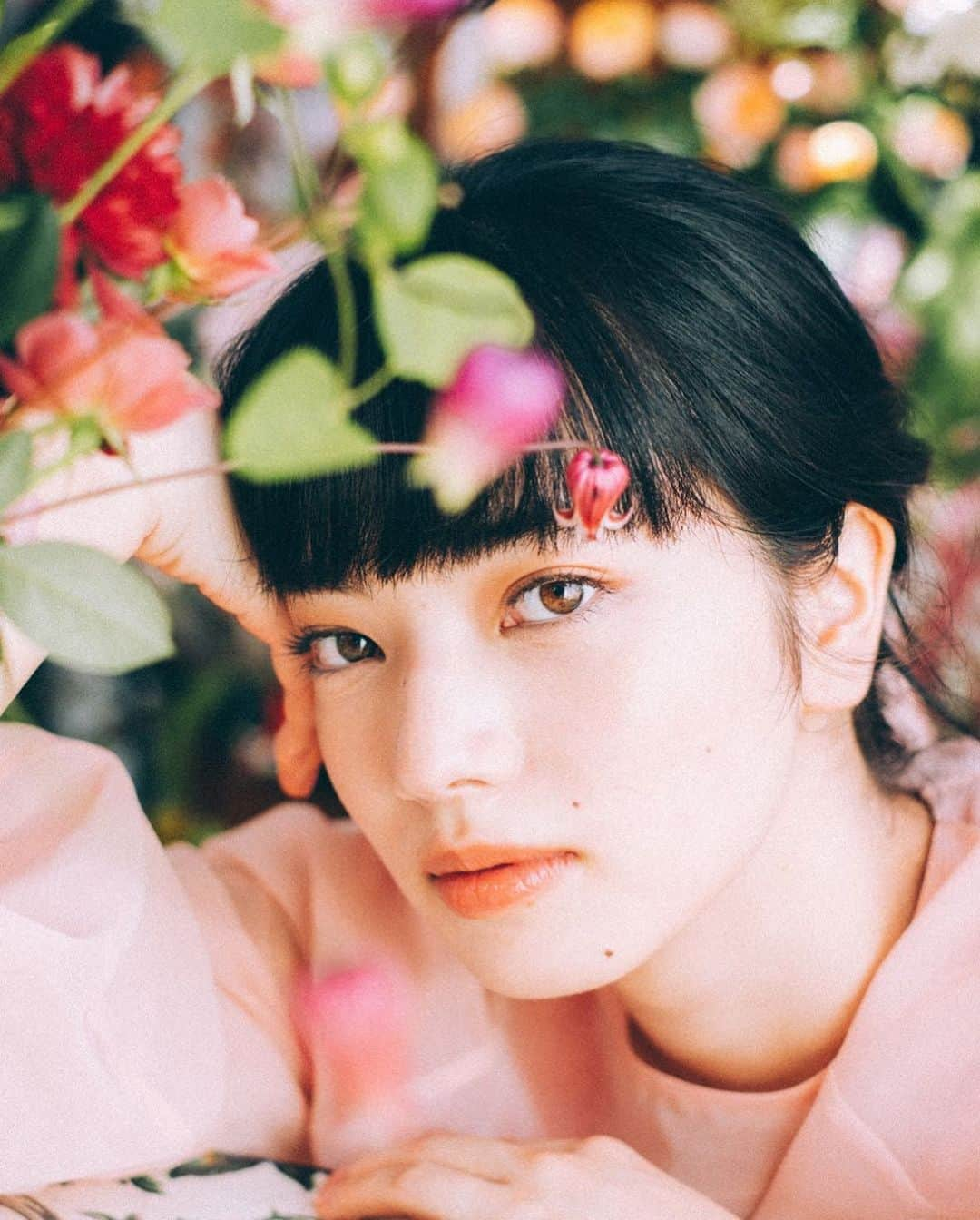 インテグレート♥さんのインスタグラム写真 - (インテグレート♥Instagram)「. ほめられ肌は、メイクでつくれる✨ まるでアプリのフィルター効果のように、毛穴をオフしてトーンアップしたすっぴん美肌を叶える #すっぴんメイカー 💕 素肌になじむピュアカラーで、ふわっと血色感もアップします☺️ ・ ・ #インテグレート #ラブリーに生きろ #使えるラブリー #小松菜奈 #CCリキッド #CCパウダー #INTEGRATE #コスメ #メイク #化粧下地 #ベースメイク #下地 #SPF30 #UV下地 #パウダー #ナチュラルメイク #すっぴん #プレストパウダー #フェイスパウダー #お粉 #すっぴんパウダー #ピンクコスメ #素肌感 #素肌メイク #ノーファンデ #ベースメイクアイテム #新作コスメ #メイキング #オフショット」9月30日 17時13分 - integrate_jp