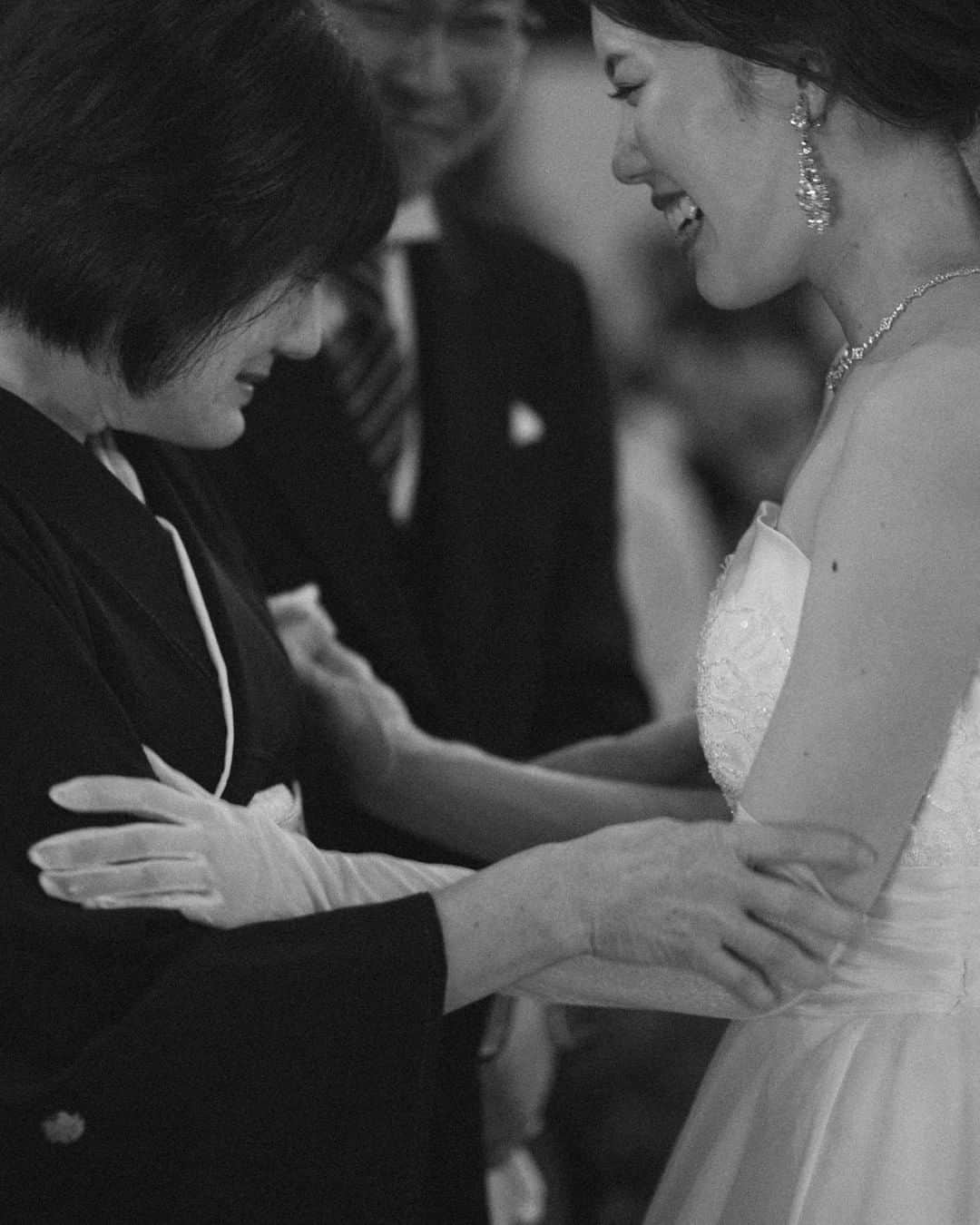 ラヴィ•ファクトリーさんのインスタグラム写真 - (ラヴィ•ファクトリーInstagram)「【写真で叶える結婚式】 . ここまで育ててくれた 大切なご両親へ感謝の気持ちを届ける日*  人生の中で、欠かすことの出来ない 大切なゲストに見守られる中 溢れ出す想いを届けませんか？ —————— ラヴィファクトリー広島: @hiroshima_laviephotography  Photographer: @photolanguage_hiroshima  AREA:JAPAN, HIROSHIMA The South Harbor Resort —————— @laviefactoryをフォローして #laviefactory #ラヴィファクトリー のハッシュタグをつけて お写真を投稿してみてくださいね✳︎ . こちらの公式IG（@laviefactory） で取り上げさせていただきます✨ #wedding#weddingphotography #ラヴィファクトリー #laviefactory #photo #生きる写真 #ハートのある写真 #instawedding #結婚写真 #ウェディング #ウェディングフォト #撮影指示書 #ロケーションフォト #前撮り #プレ花嫁 #結婚準備 #写真好きな人と繋がりたい #フォトウェディング #卒花 #前撮り #後撮り #ウェディングニュース #プラコレ #家族写真 #集合写真 #家族婚 #挙式レポ #広島花嫁」9月30日 17時17分 - laviefactory