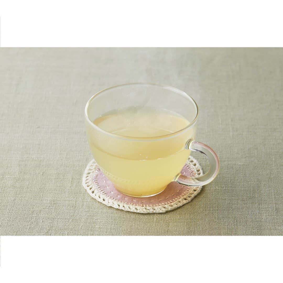世界のKitchenから公式のインスタグラム：「【ソルティライチベースでつくれる、秋冬レシピができました！①】 大切な人を想うとき、作りたくなるのはなんだろう？ そんなことを考えて、ソルティライチベースを使って作れる、これからの季節にぴったりな秋冬の新レシピができました。 ・ お届けするレシピ、実は２つあるんですが、 まずご紹介したいのはこちら！ ・ 生の生姜をすりおろして作る、心ほぐれる一杯、 『ホットジンジャーライチ』。 大切にしたいのは、生のしょうがをすりおろすこと。 香りがよく、ハニージンジャーティーのような華やかさがあって、多少冷めてもおいしく飲めるんです。 ・ 一緒に開発いただいたのは、世界の台所探検家として活動されている岡根谷 実里さん(@mi0u0v )。 世界中の台所を訪れて見てきた、ほっとする時間や温かさをあなたにお伝えしたくって、 料理を作るシーンや食べるシーンを想像して、いろんなお話をしながらレシピを考えました。 ・ 詳しい作り方と一緒に、そんなレシピに込めた想いも、 世界のKitchenから 公式サイトに載せています。 このアカウントのプロフィールページのURLから飛んでいただけますから、ぜひ作ってみてくださいね！ ・ #世界のkitchenから #世界のキッチンから #世界の旅 #食と暮らし #旅 #キッチン #世界 #暮らし #食 #料理 #飲み物 #調味料 #ソルティライチ #ソルティライチベース #recipe #レシピ #ジンジャー #生姜 #ホットジンジャーライチ #ライチ #沖縄海塩 #果物 #秋 #冬 #家族 #台所 #想い #おいしい #知恵 #世界の台所探検家」
