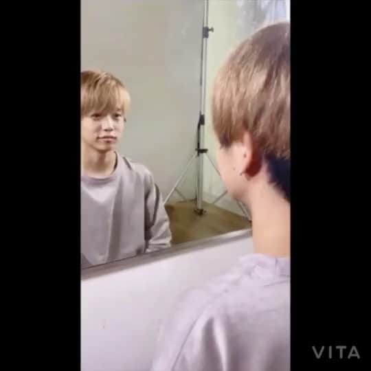 木村伊吹のインスタグラム：「. 鏡にうつってる自分とジャンケン！ VITAで編集したよ！ . みんなも是非やってみてね！！ #VITA  #びた動画 #びたマジック」