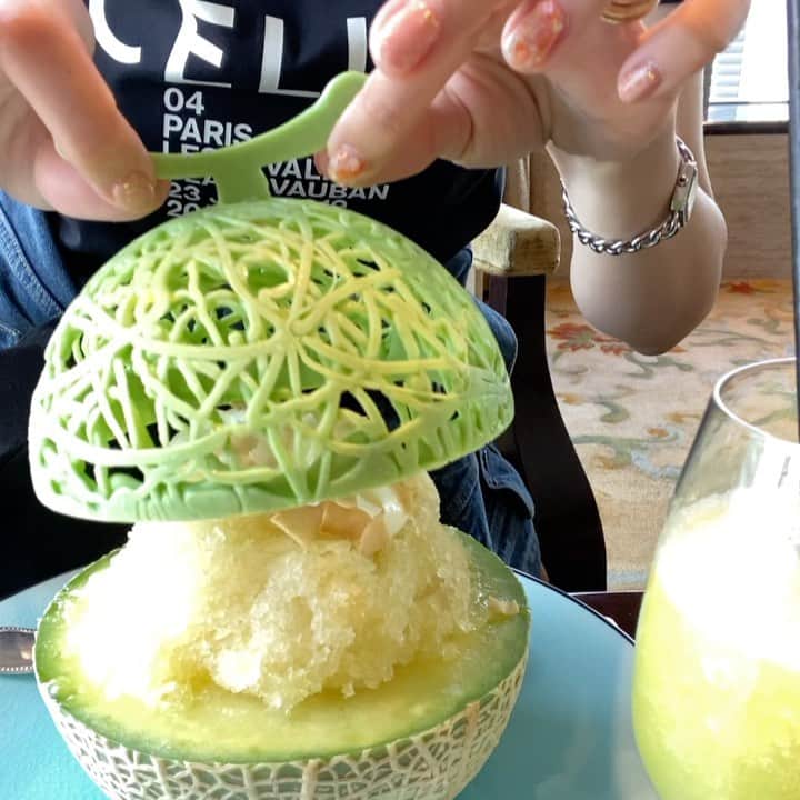 mycoのインスタグラム：「絶品のメロンかき氷🍈🍧 今年1番記憶に残るかき氷でした！ 今日で終わりなので駆け込んできましたよ。  マスクメロンをくり抜いて器にしてメロン🍈の果汁をかき氷に♡ このメロン柄の蓋はホワイトチョコレートで作られてました💚  マスクメロンジュース🍹とメロンメロン山味で夏を締めくくりました！ あぁ 夏は終わったなぁー🍉🍧🌻  お値段はかき氷3500円 ジュース1550円＋税・サービス料 シャングリラホテル28階のラウンジ🍽  #かき氷　#メロンかき氷　#シャングリラホテル東京  #アフタヌーンティー #celine #shavedice」