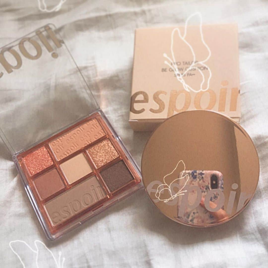 菊池かなこのインスタグラム：「. 集めてる @espoir_jp のコスメ💄 新宿PLAZAのポップアップで新しく仲間入り👯‍♀️ #リアルアイパレット と #ビーグロウクッション🎨 エスポアのアイシャドウは捨て色が無くて 大きめラメが可愛い🖤 艶々肌になるクッションファンデ も秋に使うのが楽しみ😍 . . ୨୧┈┈┈┈┈┈┈┈┈┈┈┈┈┈┈┈┈୨୧ @espoir_jp  #espoir#エスポア#オルチャンメイク #PLAZA#韓国コスメ#韓国メイク#アイシャドウ #ファンデーション#リアルアイパレット#ビーグロウクッション#秋コスメ#秋色コスメ#クッションファンデ#クッションファンデーション」