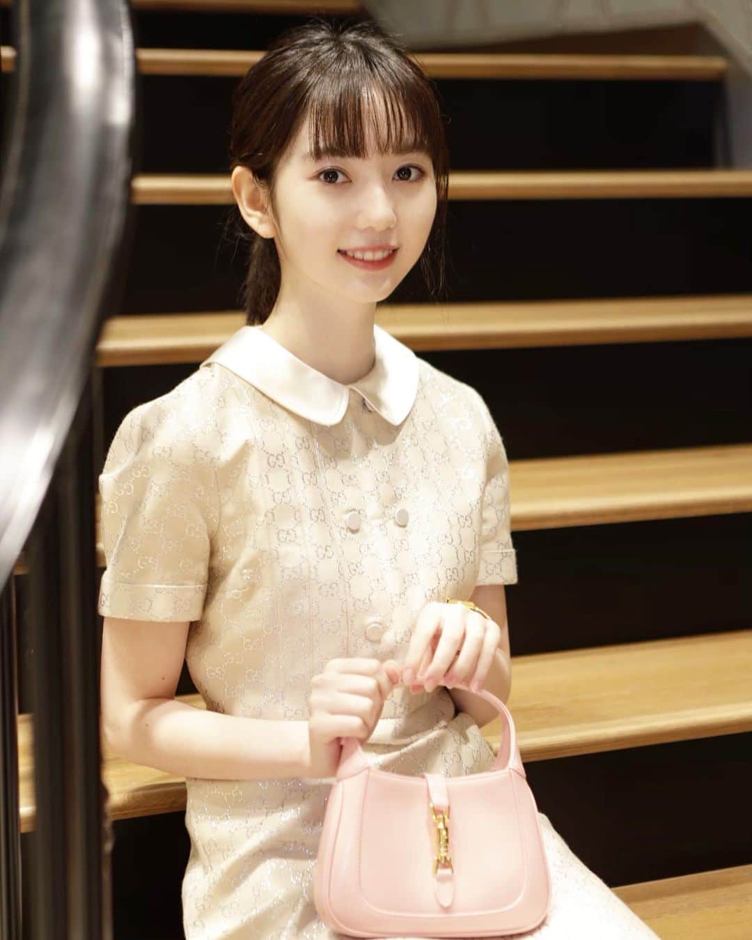 漆畑瑠菜のインスタグラム：「gucciのカメラマンさんに📸  今回はジャッキーイベント!! gマークのラテアートも可愛かった😆 GUCCIは昔ながらの柄が好きだったけどパステルカラーのバッグをゴリ押しされチャレンジしてみました👀✨ なにより金具が可愛い🥰 服はせっかくなのでと言われ着させて頂きました🙇‍♀️💘  #gucci#bag#ジャッキー#ジャッキー1961 #撮影#カメラ#一眼レフ#被写体#20歳 #東京#渋谷#宮下パーク#宮下公園」