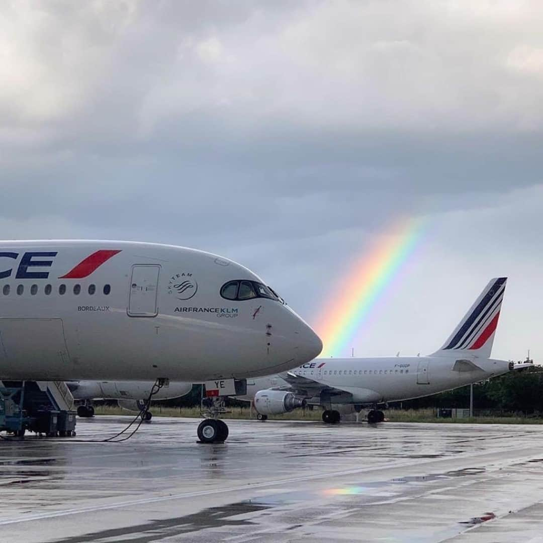 エールフランスさんのインスタグラム写真 - (エールフランスInstagram)「Quand l’A350 rencontre l’A318 ; comme une rencontre entre le soleil et la pluie, un arc-en-ciel sur le tarmac 🌈 When the A350 meets the A318; like a mix between sun and rain, a rainbow on the tarmac 🌈  📸: @pierre_muller   #AirFrance #aviation #aviationphotography #A350 #A318 #avionlovers ##avgeek」9月30日 17時31分 - airfrance