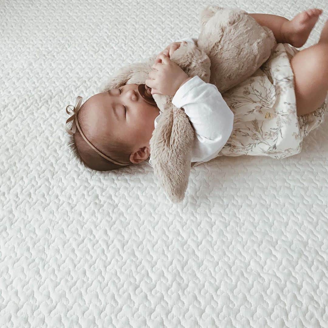 yuiのインスタグラム：「👶🏻🐰🧡 むすめもうすぐ６ヶ月。 しおりちゃんが作ってくれたロンパースが着れる大きさになってきたよ。 生地は一目惚れしたLIBERTY♡ ssだから今はやや季節外れだけど、やっぱ花柄は女子度が増して本当にかわいい♡ 80sizeで作ってもらったから、来年の春夏まで着せれたらいいな🌷  @heureux_joie  thank you♡」
