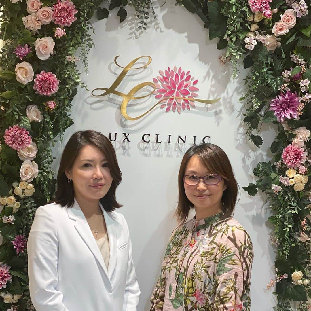宋美玄さんのインスタグラム写真 - (宋美玄Instagram)「友達の奥村智子先生が美容外科クリニックを開院されたので行ってきました！ 奥村先生は婦人科形成がご専門の一つで、デリケートゾーンに悩みを抱える患者さんをいつも紹介させていただいているのですが、せっかくなので「婦人科医と美容外科医のデリケートゾーン対談」も行いました。記事になったら告知しますね。私の普段の診療とは違った目線で新鮮でした。 ついでにボトックスとシミをうすくするレーザーも当ててもらいました。子育てを理由に見た目にあまりに無頓着な私ですが、さすがにもう年齢も年齢なので身だしなみをちょっとは意識せねばと思います。智子先生、お世話になりますー #ルクスクリニック #美容 #美容外科 #婦人科形成 #奥村智子 #奥村智子先生」9月30日 17時42分 - mihyonsongkobe