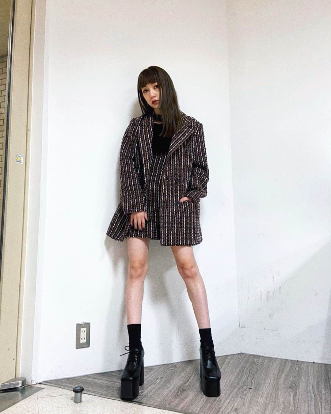 井上 莉彩のインスタグラム：「. こないだの店頭コーデは大人気のジャケットセットアップ👆🏻❤️ . 柄に一目惚れだよね☺️☺️笑 着るだけで映えるから、最近シンプルなトップスばっかり買ってたりさはとても重宝してます💓w . 札幌はこのカラーは特に在庫少ないので早めにチェックしてみてね🙈❤️」