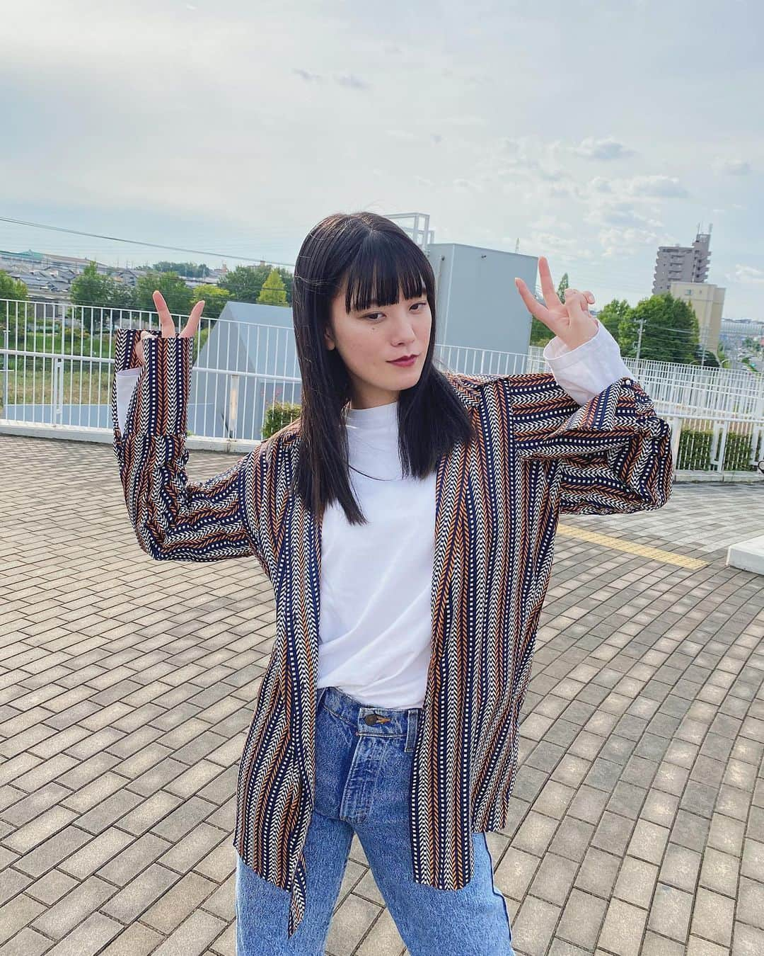 酒井萌衣のインスタグラム：「お久しぶりの私服です。﻿ デニムちゃんです。﻿ ﻿ どうですかー？🤔﻿ ﻿ ﻿ ﻿#私服 #デニムコーデ #シャツコーデ #スニーカー女子」