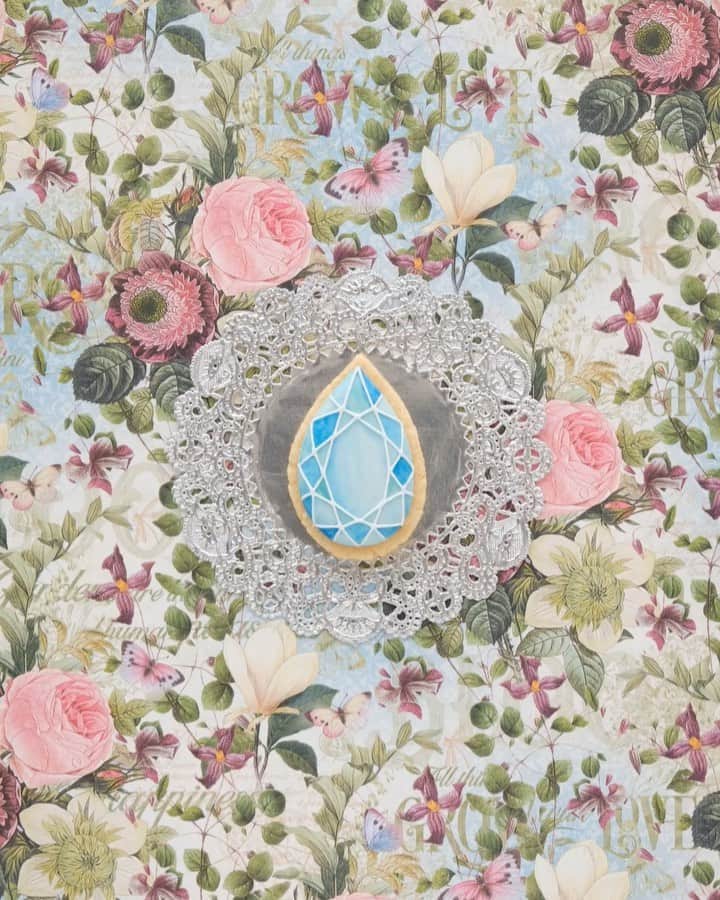 KUNIKAのインスタグラム：「Tiny gem cookies 💎﻿ ﻿ #artofkunika」