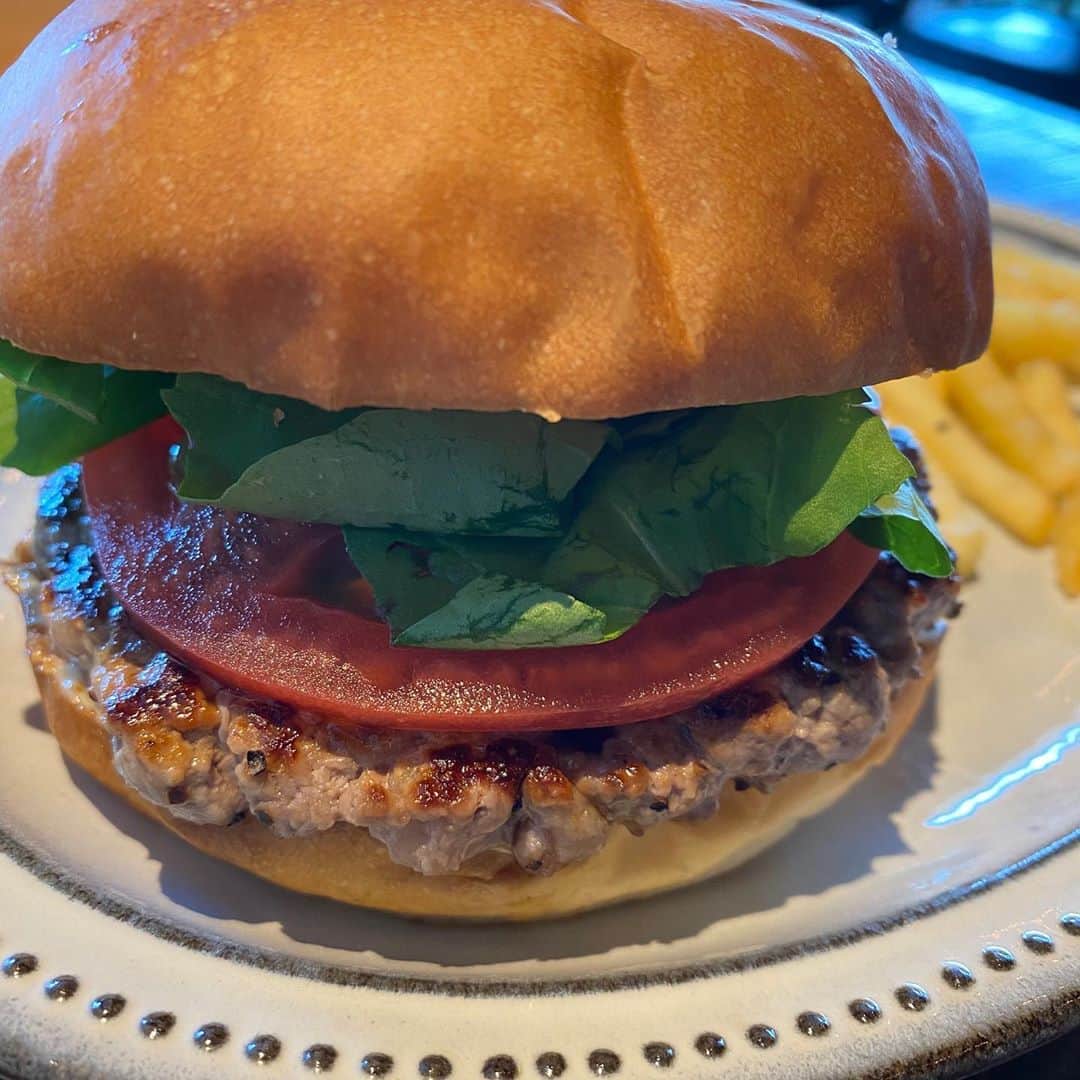 澤田修さんのインスタグラム写真 - (澤田修Instagram)「【肉スープ ドバドバっ】 本日も絶品ハンバーガーをいただきに潮見スキッパーズ/Skippers' へ…。 ハンバーガー+ステーキの味わいのスキッパーズ・バーガー、ツルリとおかわりしてしまいました🍔🍔。 #ハンバーガーは上手く撮るのが難しい  #潮見 #スキッパーズ #Skippers'」9月30日 17時37分 - nikushokuju1