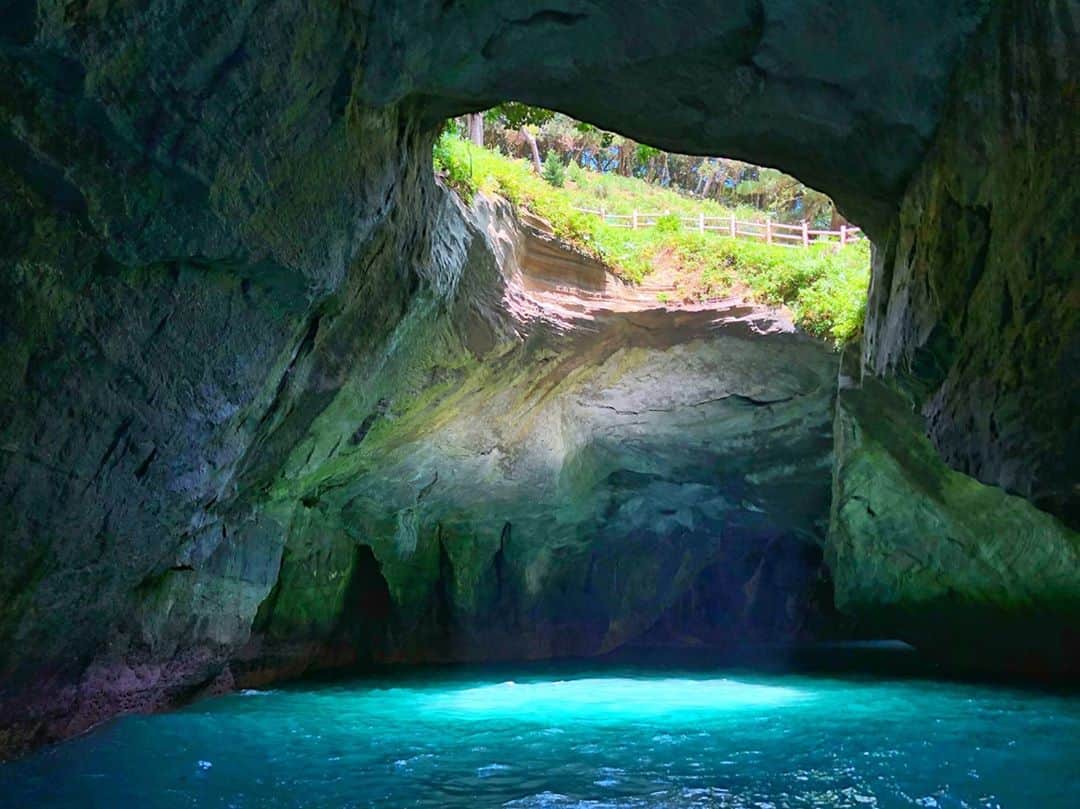 のインスタグラム：「. Light finds its way through to the emerald blue surface of the water at Dogashima Tensodo Cave. #SeptemberMyWay  差し込む光とエメラルドブルーの海面が美しい #堂ヶ島天窓洞 ☀️ . . Photo by @ax29n0123.sky Post your memories with #FlyJAL  #JapanAirlines #japan #izu #naturephotography」