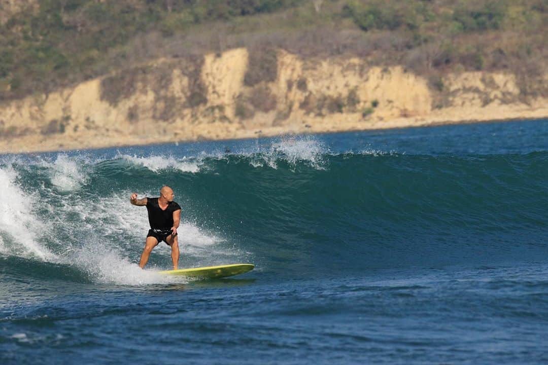 のインスタグラム：「Dreaming of some Lombok lefts... something to look forward to in 2021! #surfing #skinfitness @klimbymichaelklim」