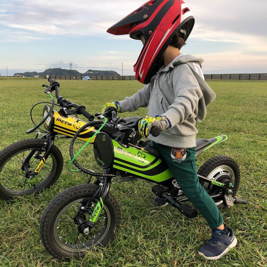 つるの剛士さんのインスタグラム写真 - (つるの剛士Instagram)「息子も今からバイク訓練‼️  ちびライダーの入り口には最高の子供用電動バイク✨  模様は近々配信の"乗るのたの士"にて🤗  早く一緒に走りたい👨🏍👦  ※撮影許可を取っています  #しゃっちょ  #ヨツバモト 👉@yotsuba_moto #meow #ミャウ  #dirtfreak 👉@dirtfreak_moto   #乗るのたの士　youtube bikelifelab @bikeo_official #パパツー  #しゃちょバイク　#しゃちょオフ沼  #しゃちょライダー」9月30日 17時38分 - takeshi__tsuruno