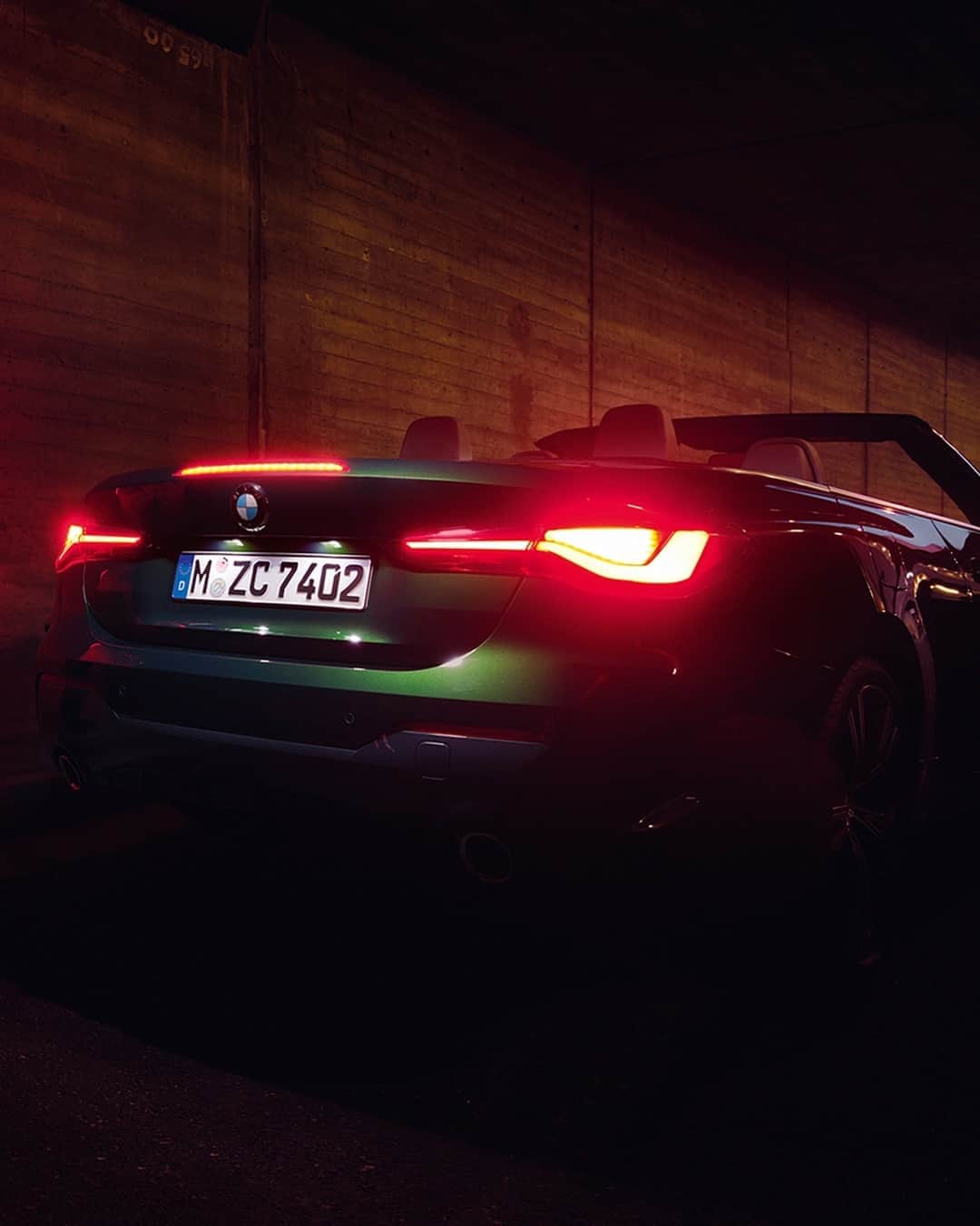 BMWのインスタグラム：「A new definition of Freedom.  The all-new BMW 4 Series Convertible. #THE4 #BMW #4Series __ BMW 4 Series Convertible: Fuel consumption in l/100 km (combined): 6.4–6.0. CO2 emissions in g/km (combined): 129–119. Further information: www.bmw.com/disclaimer.」