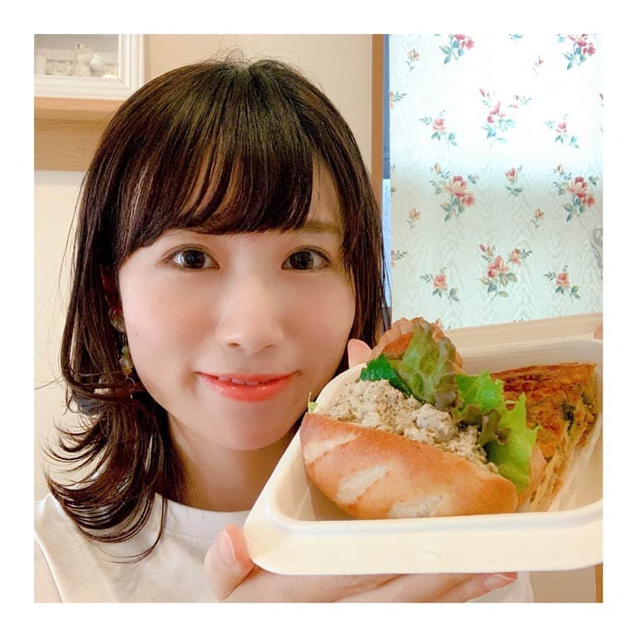 緒方桃子さんのインスタグラム写真 - (緒方桃子Instagram)「* こんばんは☺️ otonari( @otonari_0526 )さんで購入した hikaruyaさんのランチボックスです。  手作りツナのサンドと ほうれん草のキッシュ イチジクのタルト が入っていました〜。 美味しかったです✨  otonariさんで売られているお弁当やお菓子は どれも最高に美味しいです！」9月30日 17時39分 - momokoogata0403