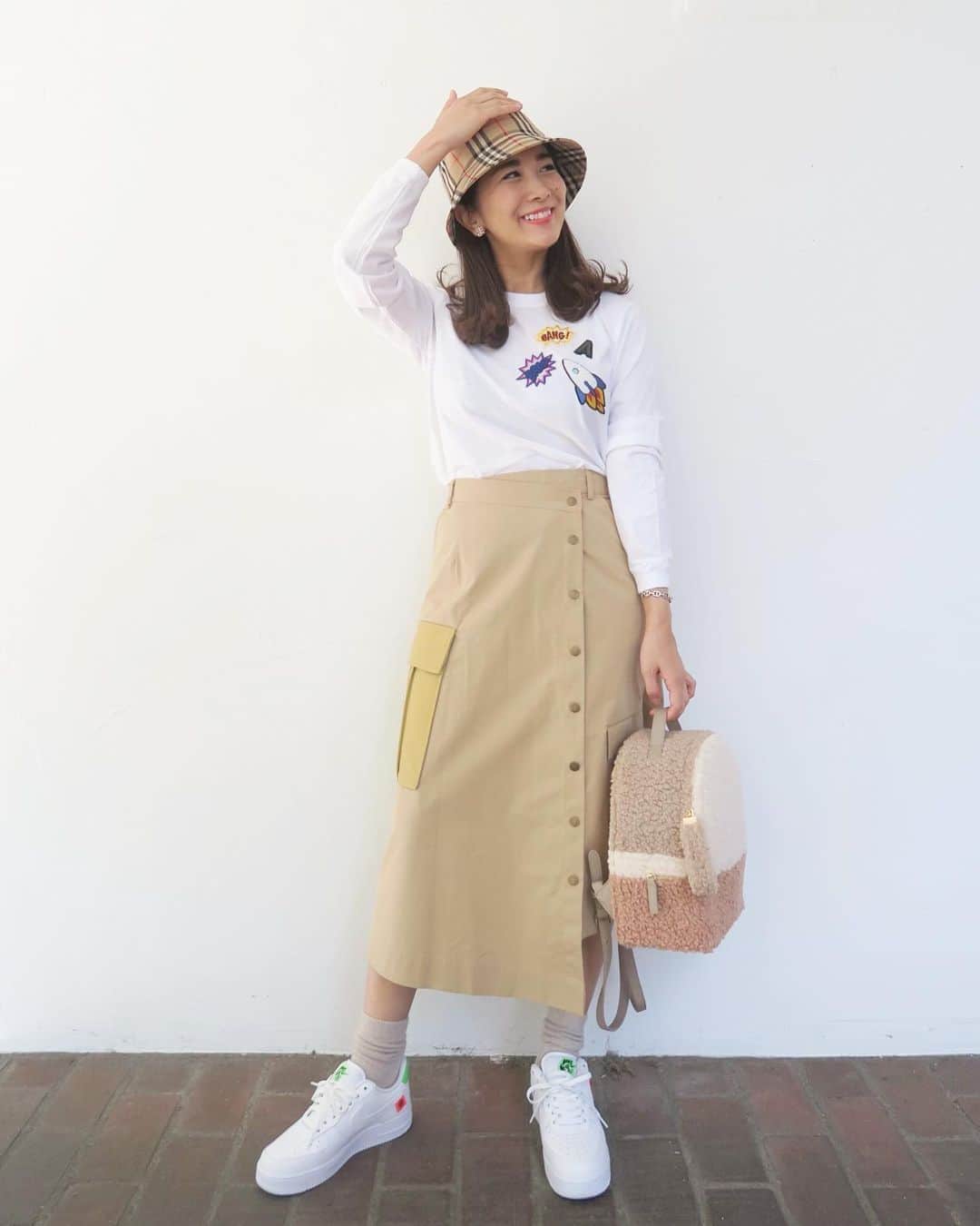 Mai Wakimizuのインスタグラム：「今日は新作coordinate♡ワッペンカットソーは全3種類、私が着ているのはロケットタイプ♡これにお好きなイニシャルをカスタム出来ます＼(^o^)／ロケットタイプが1番popなイメージ♡mens.kidsサイズもご用意しているので、coupleやfamilyでリンクコーデして頂けます♡合わせたカーゴススカートも新作。同系色のbigエコレザーポケットがポイントに♡シンプルなニットコーデに合わせるのも◎ #wakkinstyle#ootd#coordinate#ママコーデ tops&skirt:#linkable @linkable_official(近日発売予定) bag:#linkable @linkable_official(2日まで予約販売中) shoes:#nike hat:#burberry」