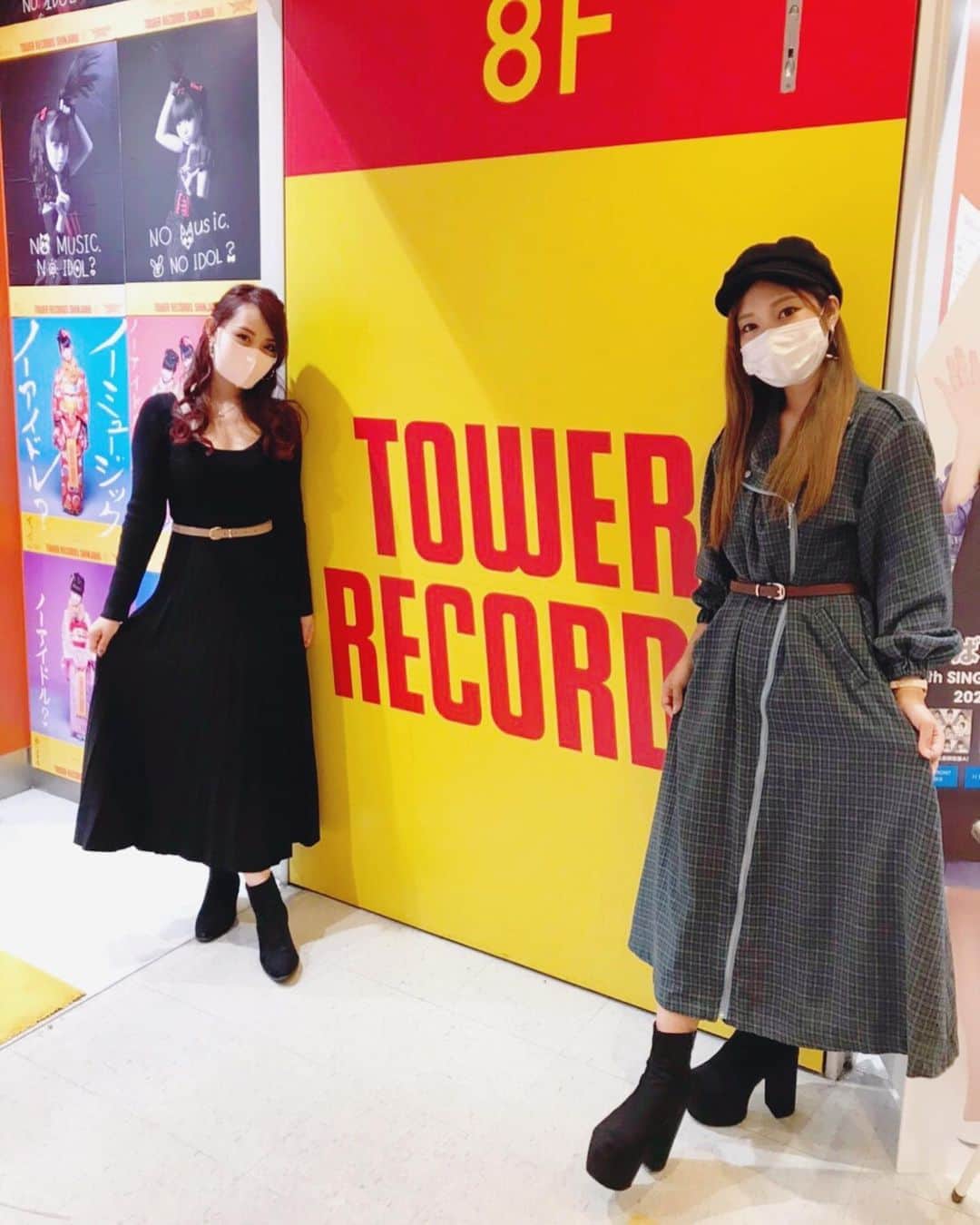 のインスタグラム：「昨日はR!Nちゃんとタワーレコード新宿店さんに行ってきました✨ . 昨日から期間限定で8Fエスカレーター上がってすぐの所でMarina&Yoshiの衣装展示がスタートしました！そして8Fと9FではAldiousの展開して頂いています😊 . コメントも書いてきたので是非そちらもチェックしてね✨ . 打ち合わせ無しでいつも服装が似ている私達。 昨日も安定の2人でした👯‍♀️ . . #Aldious #AldiousRiN #AldiousMarina #femalemusician  #instagood #ootd #release #towerrecords」
