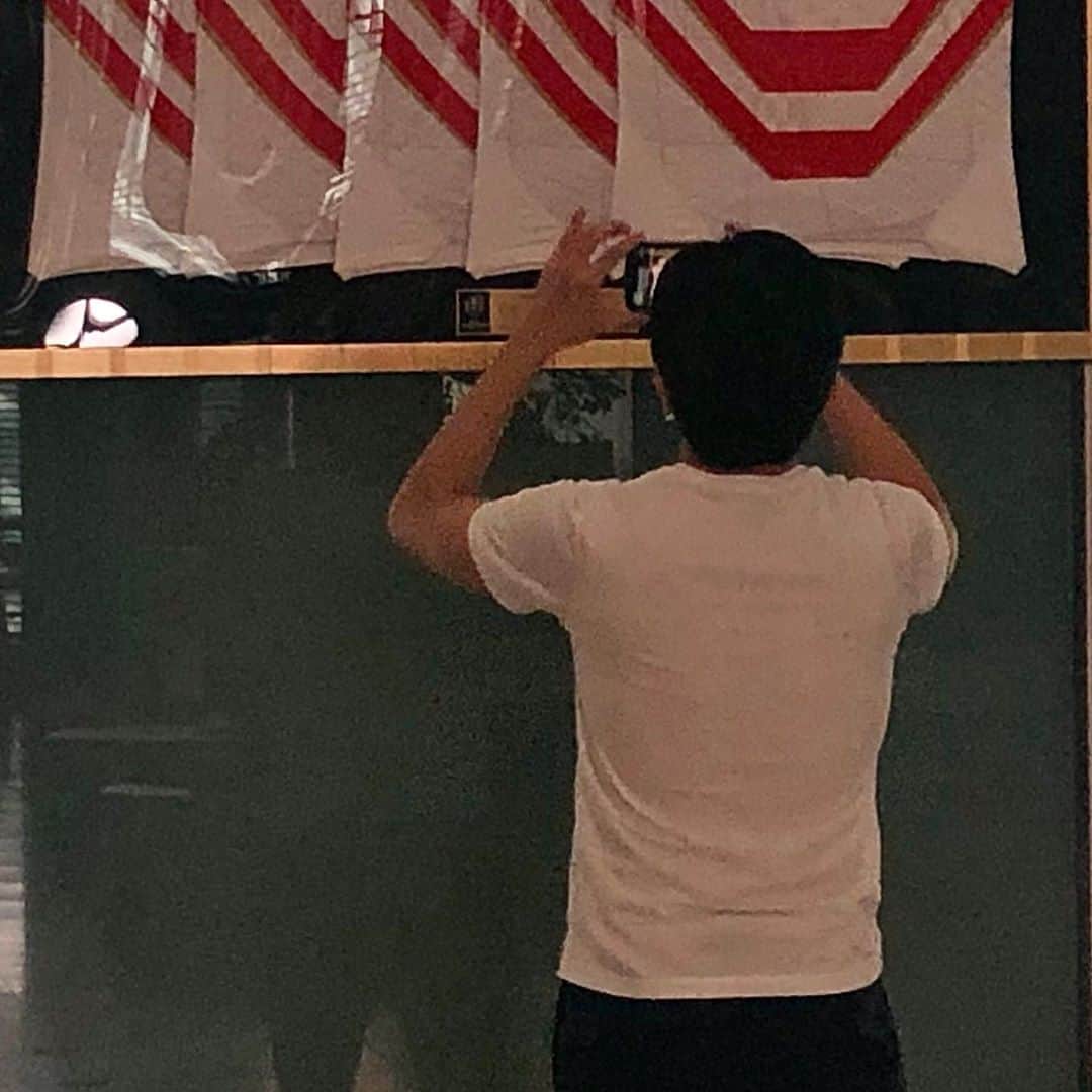 篠原光のインスタグラム：「. 大きな背中で導いてくださり本当に本当にありがとうございました。  聡明で、ちょっと強引で、でも全部を愛で包み込んでくれるところ、 大好きです。  #青木源太 アナウンサー @aoki.genta」