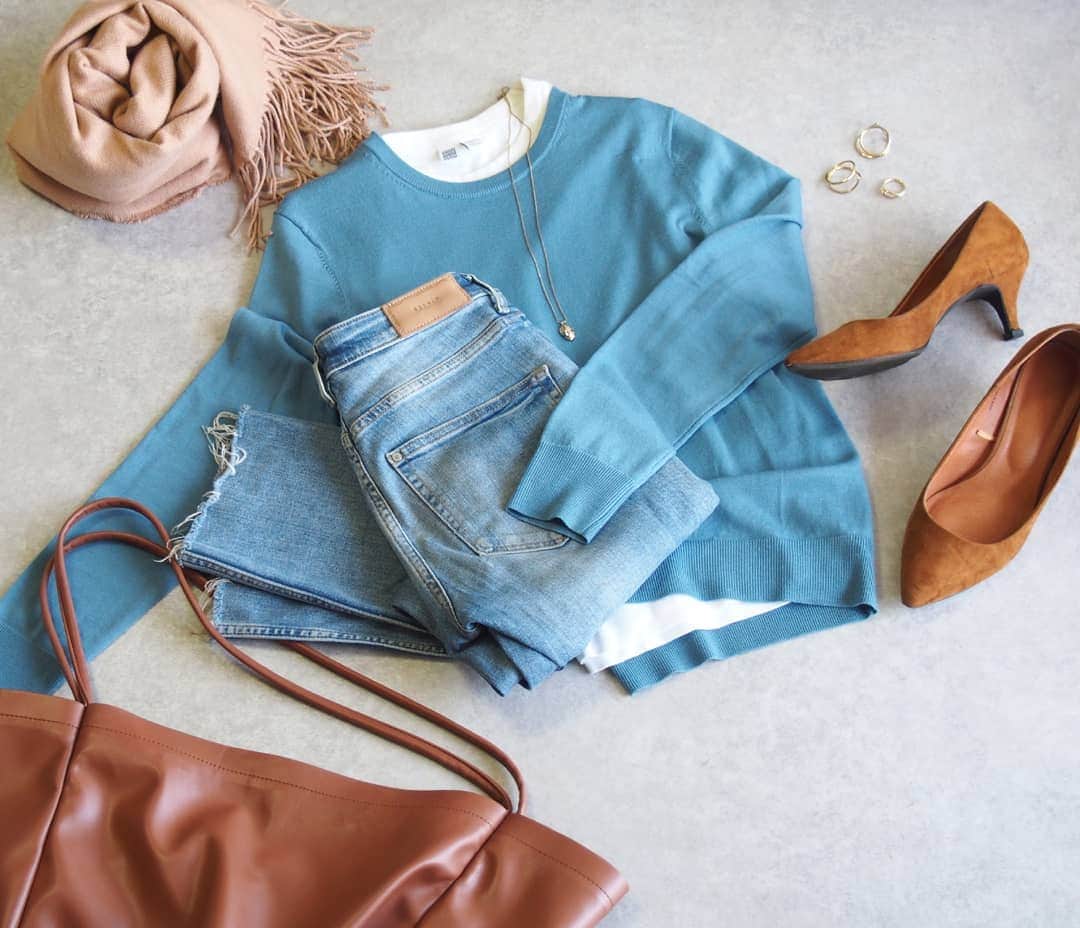 nori0620のインスタグラム：「ちょっと肌寒い日も出てきた🍂 今の時期から着れるニットシリーズ  @uniqlo #エクストラファインメリノクルーネックセーター   少しくすんだ、スカイブルーのような 落ち着いたブルー  一目惚れカラーでした♪  同色デニムと合わせる時は Tシャツを中に挟むと メリハリが✨  #ニット#Tシャツ @uniqlo #パンプス#バッグ @gu_global  #instafashion #fashion#outfit #code #coordinate #コーデ #コーディネート #置き画 #uniqlo#uniqloginza2020FW #ユニクロニット族 #ユニクロニット部#ユニクロコーデ#秋ニット #秋コーデ #エクストラファインメリノクルーネックセーター #PR #ママファッション#ママコーデ#プチプラコーデ #ロカリ #locari」