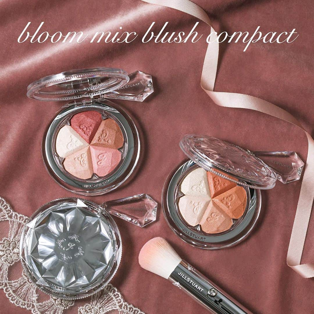 JILLSTUART BEAUTYさんのインスタグラム写真 - (JILLSTUART BEAUTYInstagram)「JILL STUART bloom mix blush compact . 好評発売中 ■ブルーム ミックスブラッシュ コンパクト(新2色) . 頬の血色感も立体感もコンパクト1つで叶うチーク 「ブルーム ミックスブラッシュ コンパクト」から秋の気配を感じる新色が登場。 . ベージュやブラウンのチークカラーは肌にとけこむようになじみ 自然な血色感と上品さを演出。 秋の彩りを頬にのせてトレンド感のあるフェイスへと仕上げて。 . #jillstuart #jillstuartbeauty #ジルスチュアート #ブルームミックスブラッシュコンパクト #チーク #チークカラー #コスメ #新作 #秋メイク #秋冬メイク #ブラウンメイク」9月30日 18時00分 - jillstuartbeauty