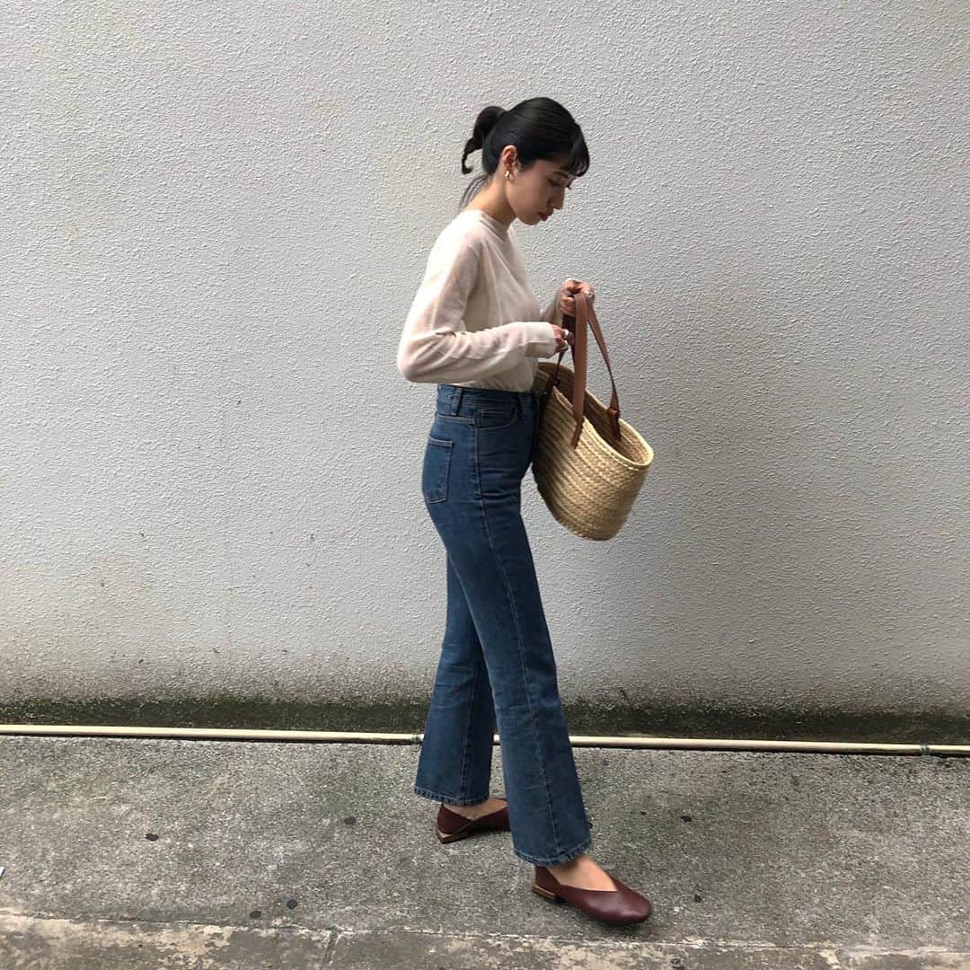 のインスタグラム：「. ポニーテールは似合わないけど 三つ編みなら抵抗なく出来る😉 フラットシューズが欠かせないけど 靴ずれもしばしば😢 びっくりするぐらい柔らかくて履き心地抜群の👞に出会えた✨ @jihyang_0305  他にもオーダーした🤭 予約は今日までみたいです☑︎ . . #muuootd」