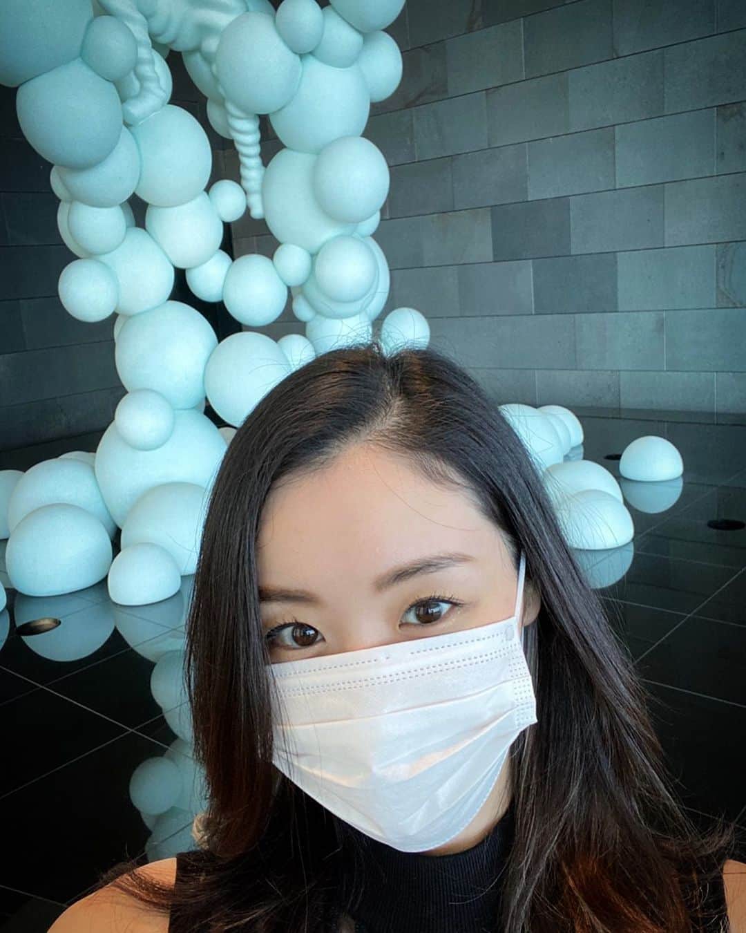 佐藤仁美のインスタグラム：「コンラッド大阪のモニュメント。 後ろのまぁるいのはなぁに？ わかりません。 ディスってません。  こうやってマスク付けて投稿しても 違和感なくなってきてるよね。  これから乾燥の季節だし、乾燥肌だから マスクで肌荒れしそうだな。 今から対策しないと。  なんかいい美容液とかクリームないかなー。  #コロナ対策 #乾燥肌 #マスクで肌荒れ #コンラッド大阪」