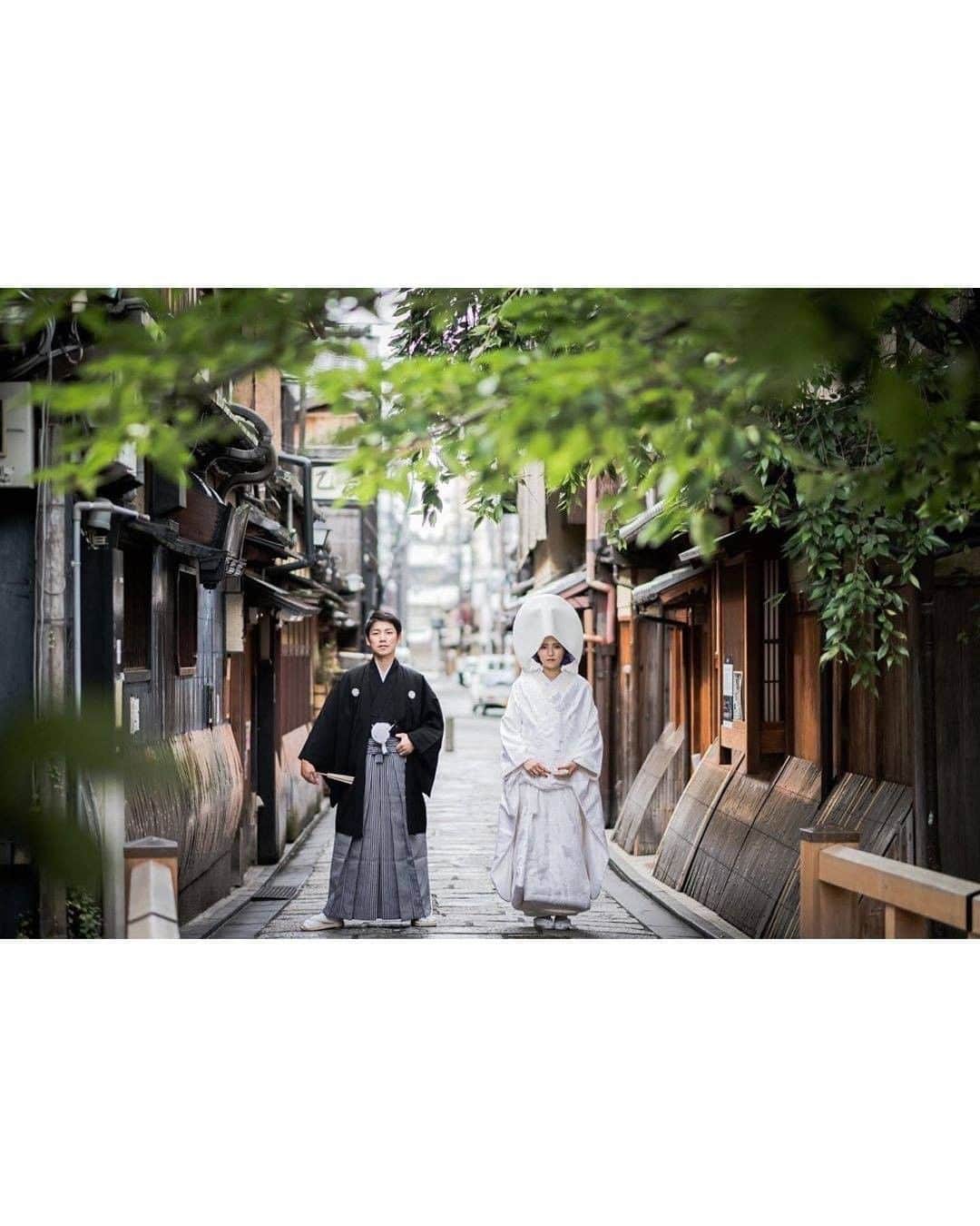 ゼクシィさんのインスタグラム写真 - (ゼクシィInstagram)「【関西でのロケフォト予定のプレ花さん必見❣️】 . 今回は、#ゼクシィ2020 のハッシュタグをつけて 投稿頂いた中から大阪、京都での 素敵なロケフォトをご紹介します📸 関西で撮影を予定しているプレ花さんは ぜひチェックしてくださいね😍 . 大阪でのフォトはTシャツを合わせたり、 キャップを被ったりとラフなスタイリング🧢✨ たこ焼きも頬張って🐙💕 . 一方京都でのフォトは、祇園にて キリッとした印象の和装姿👘 場所によって雰囲気も変えることで いろんな雰囲気、姿でのフォトを 残すことができますね😉♩ . @mskiiix_x さま . +♥+:;;;:+♥+:;;;:+♥+:;;;:+♥+:;;;:+♥+:;;;:+♥ . プロポーズから結婚式まで素敵なお写真募集中📸 . ゼクシィ公式アカウントでお写真を紹介してみませんか？ 【#ゼクシィ2020】 を付けて投稿してください💌 . +♥+:;;;:+♥+:;;;:+♥+:;;;:+♥+:;;;:+♥+:;;;:+♥ . ▼公式アプリもCHECKしてね ゼクシィアプリはURLから🙌 @zexyrecruit  #和装#白無垢#和装ヘア#和装前撮り#色打掛 _ #和装婚#和装結婚式#和装小物#関西前撮り#撮影指示書#ウェディングフォト#白無垢後撮り#和装後撮り#2020冬婚 _ #2020秋婚#2021夏婚#2021春婚#和装前撮りアイテム#大阪前撮り#全国のプレ花嫁さんと繋がりたい#日本中のプレ花嫁さんと繋がりたい#白無垢前撮り#後撮りレポ#和装前撮りレポ _ #京都前撮り#ゼクシィ#ちーむゼクシィ#幸せが動きだしたらゼクシィ」9月30日 18時00分 - zexyrecruit